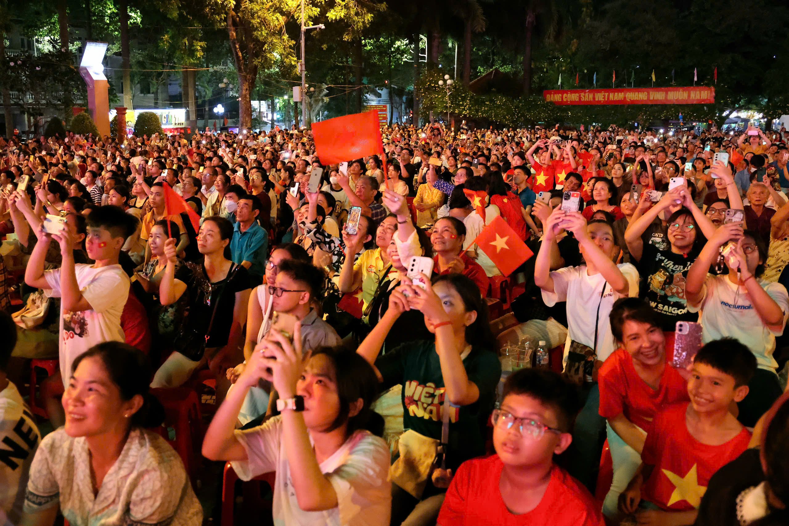 Người dân sử dụng điện thoại quay chụp màn pháo hoa nghệ thuật.