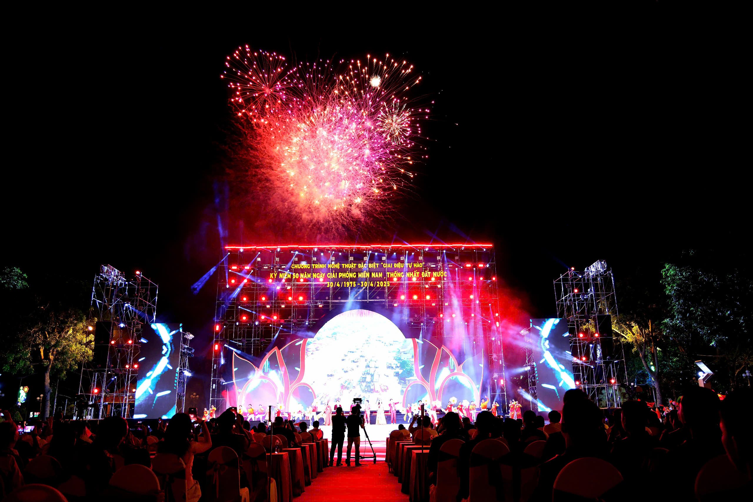 Chương trình nghệ thuật và bắn pháo hoa khai mạc Tuần lễ văn hóa, thể thao và du lịch tỉnh Vĩnh Long năm 2025.