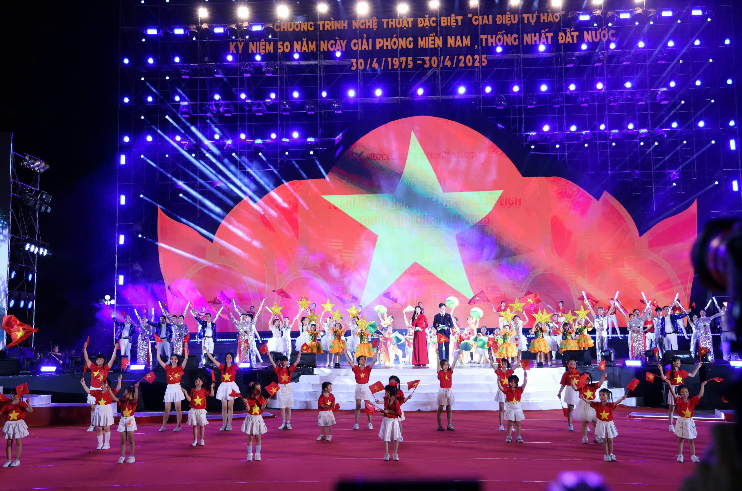 Chương trình nghệ thuật đặc biệt 'Giai diệu tự hào' Kỷ niệm 50 năm Ngày Giải phóng Miền Nam, thống nhất đất nước.