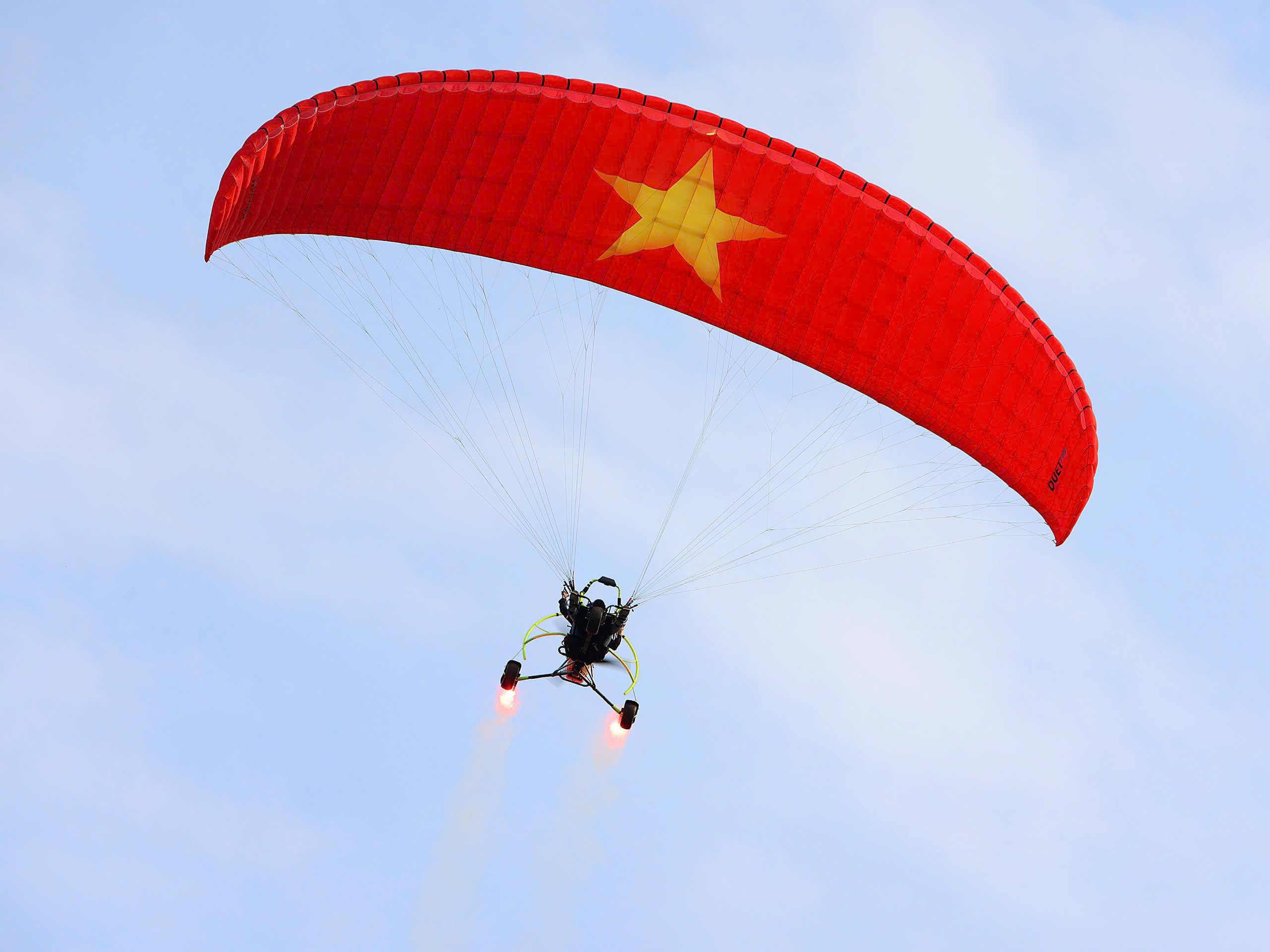 Biểu diễn dù lượn phục vụ người dân và du khách tại Tuần lễ du lịch tỉnh Vĩnh Long năm 2025.
