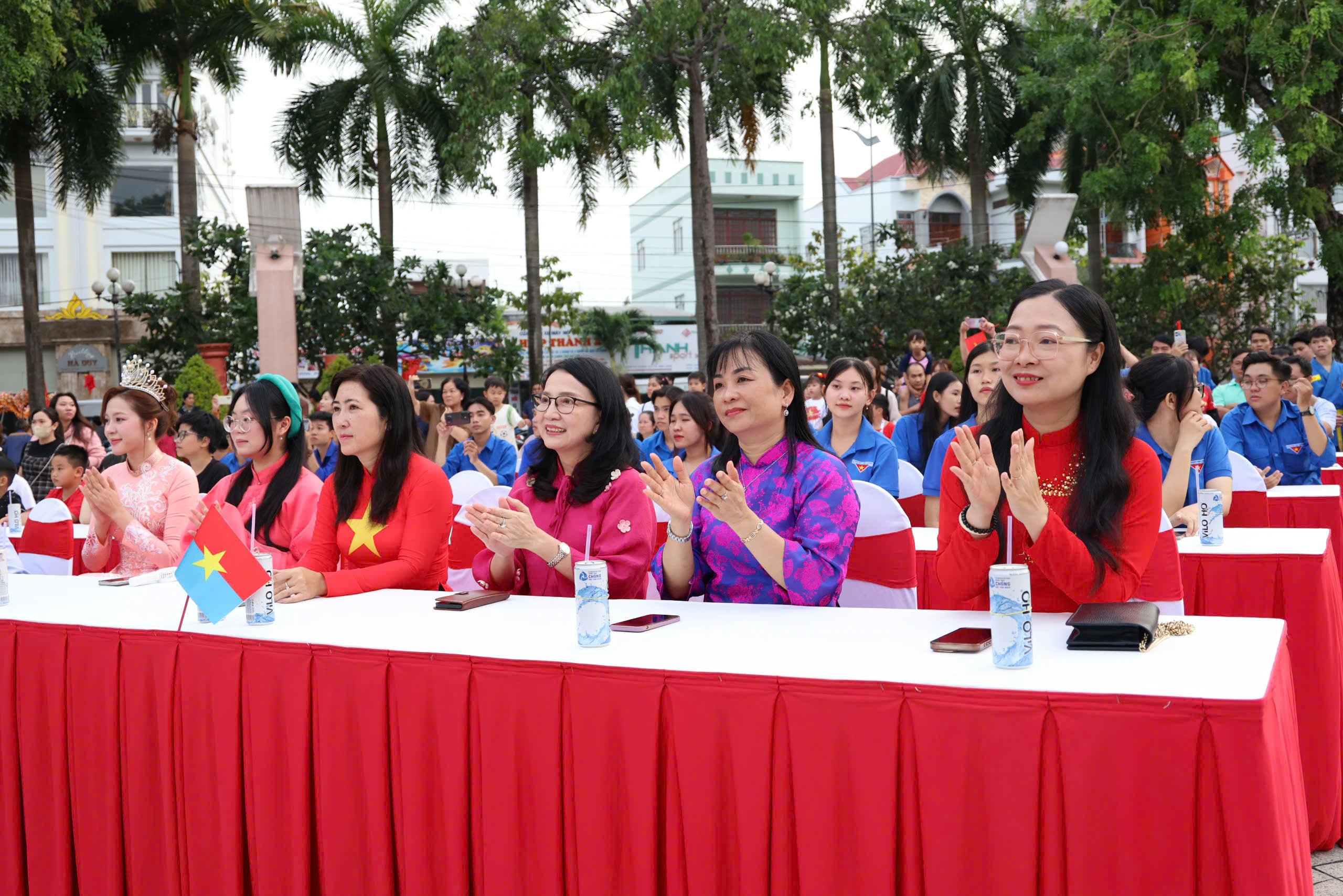 Lãnh đạo HĐND, UBND, Sở ban ngành tham dự chương trình.