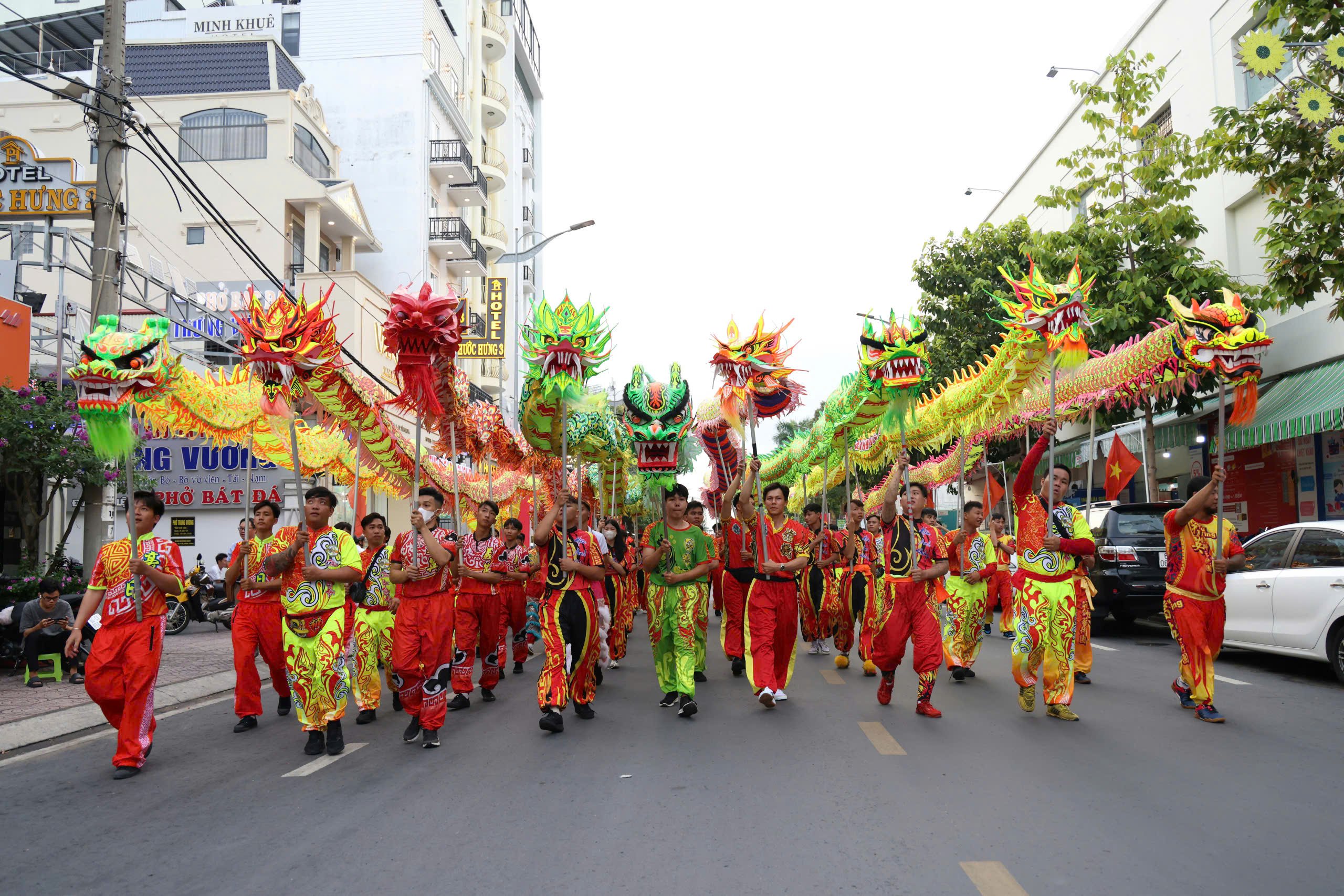 Phần trình diễn của 9 con rồng uy nghi uốn lượn, biểu tượng cho vùng đất Cửu Long huyền thoại – nơi chín dòng phù sa hội tụ, bồi đắp nên một Vĩnh Long trù phú, vững vàng giữa đất trời phương Nam.