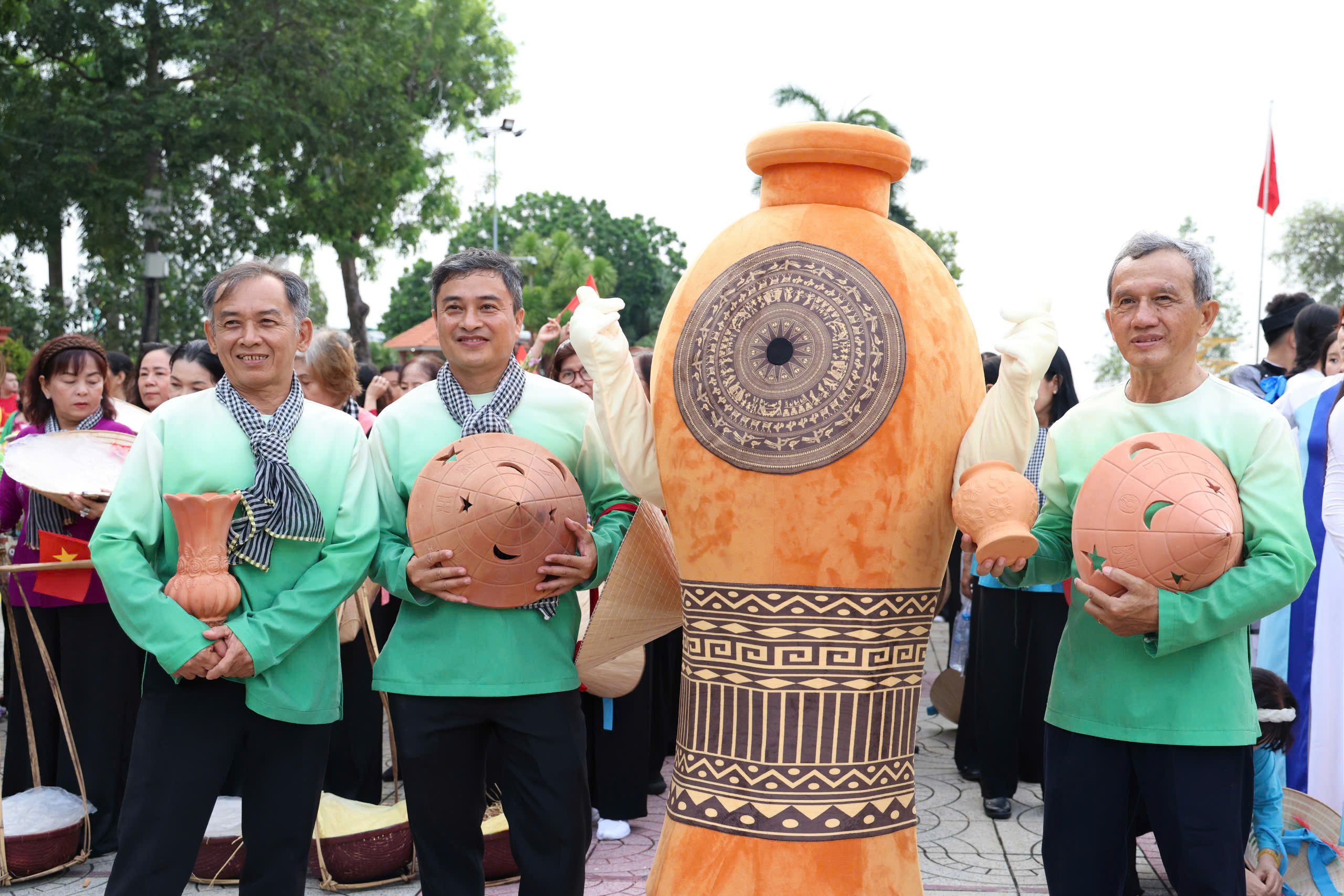 Nhóm trình diễn sản phẩm Thương hiệu văn hóa, du lịch mới của Vĩnh Long: Gốm đỏ Mang Thít Vĩnh Long – Di sản đương đại của Đất Phương Nam.