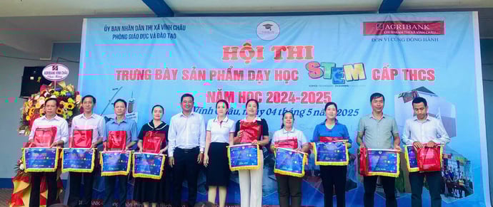 Ảnh lưu niệm tại Hội thi trưng bày sản phẩm dạy học STEM cấp THCS năm học 2024-2025