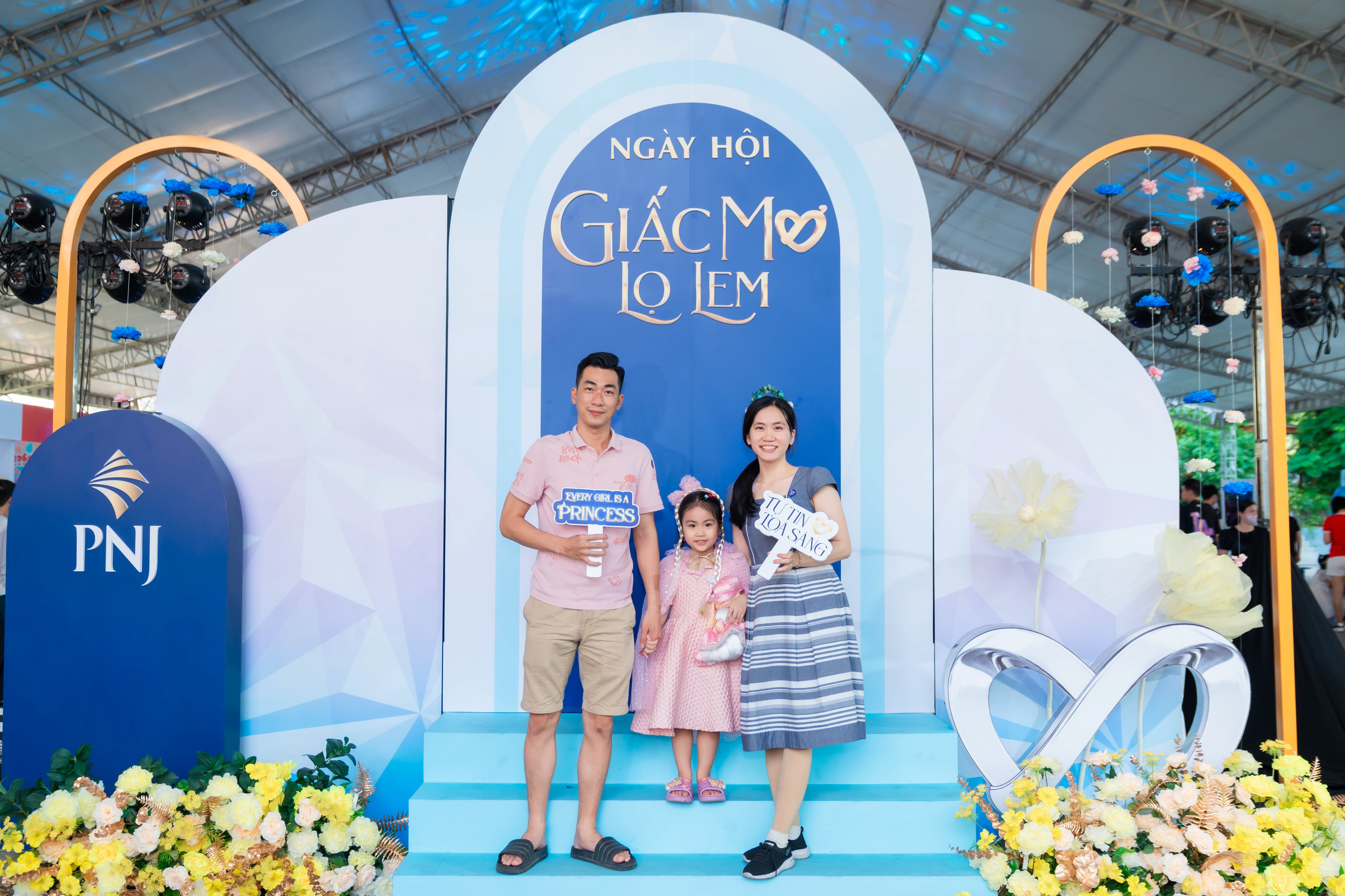 Các em nhỏ hóa thân thành công chúa