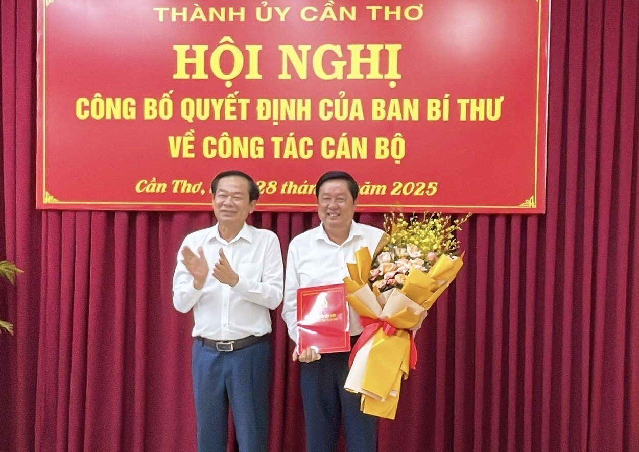 Ông Ðỗ Thanh Bình, Ủy viên Ban Chấp hành Trung ương Ðảng, Bí thư Thành ủy trao Quyết định nghỉ hưu và tặng hoa chúc mừng ông Phạm Văn Hiểu.