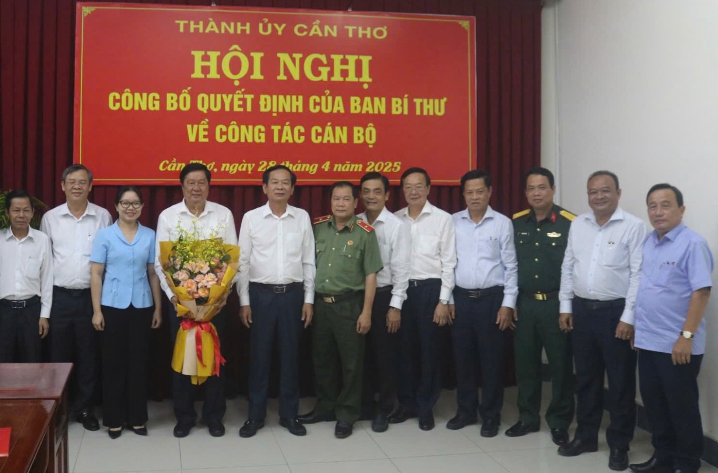 Ông Phạm Văn Hiểu chụp hình lưu niệm với cán bộ của thành phố.