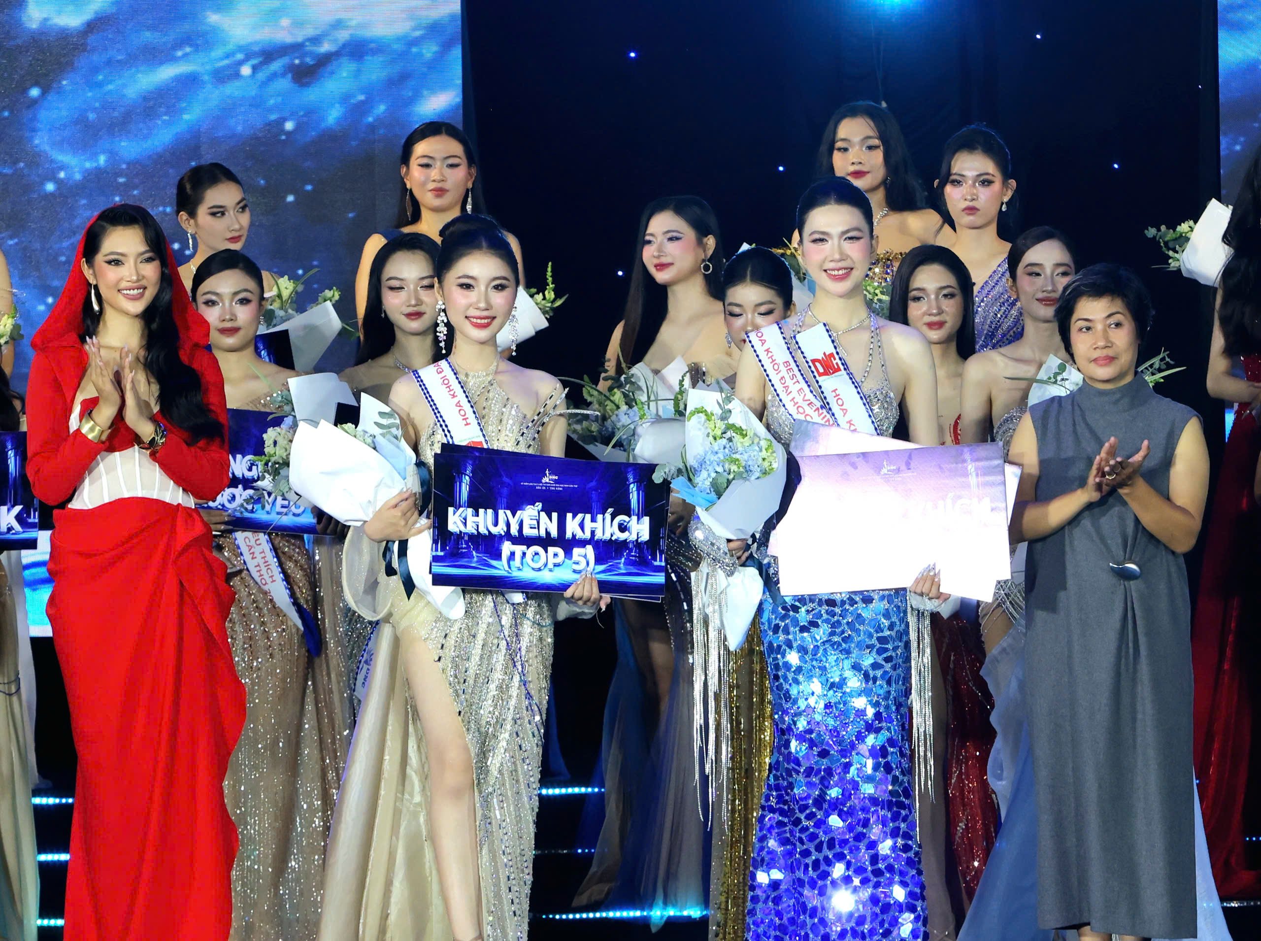 Bà Nguyễn Thị Thúy Nga – Tổng Giám đốc Elite Việt Nam, Chủ tịch Miss Charm và Hoa hậu Trần Thị Thu Uyên – Hoa khôi DNC 2018, Hoa hậu Đại dương Việt Nam 2023 trao Top 5 cho thí sinh Võ Gia Ngân và Lại Thị Ngọc Diễm.