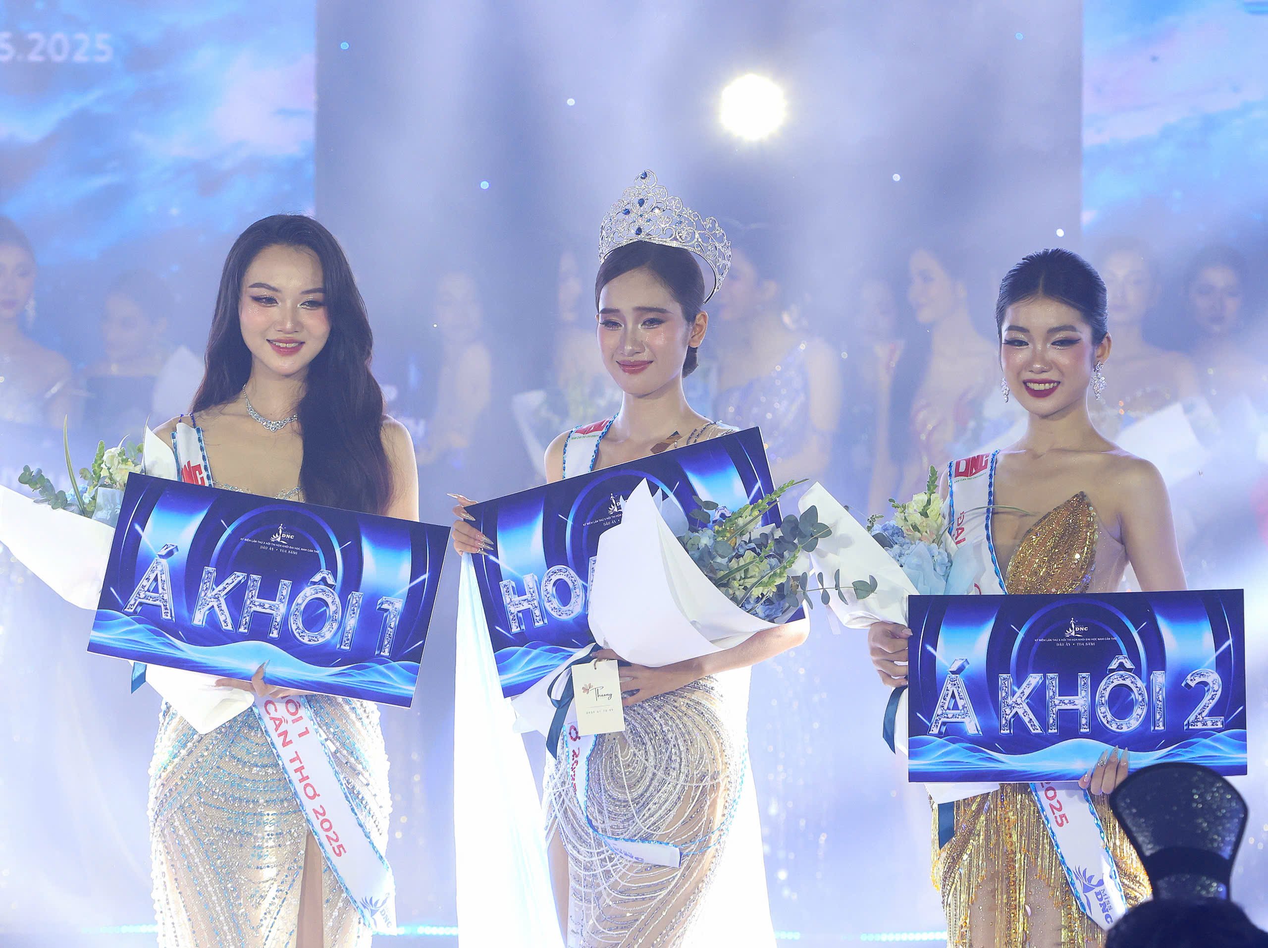 Top 3 của hội thi Trương Uyên Nhi (đứng giữa) đoạt danh hiệu Hoa khôi; Á khôi 1 Bùi Thanh Thảo và Á khôi 2 - Lâm Mỹ Huyền.
