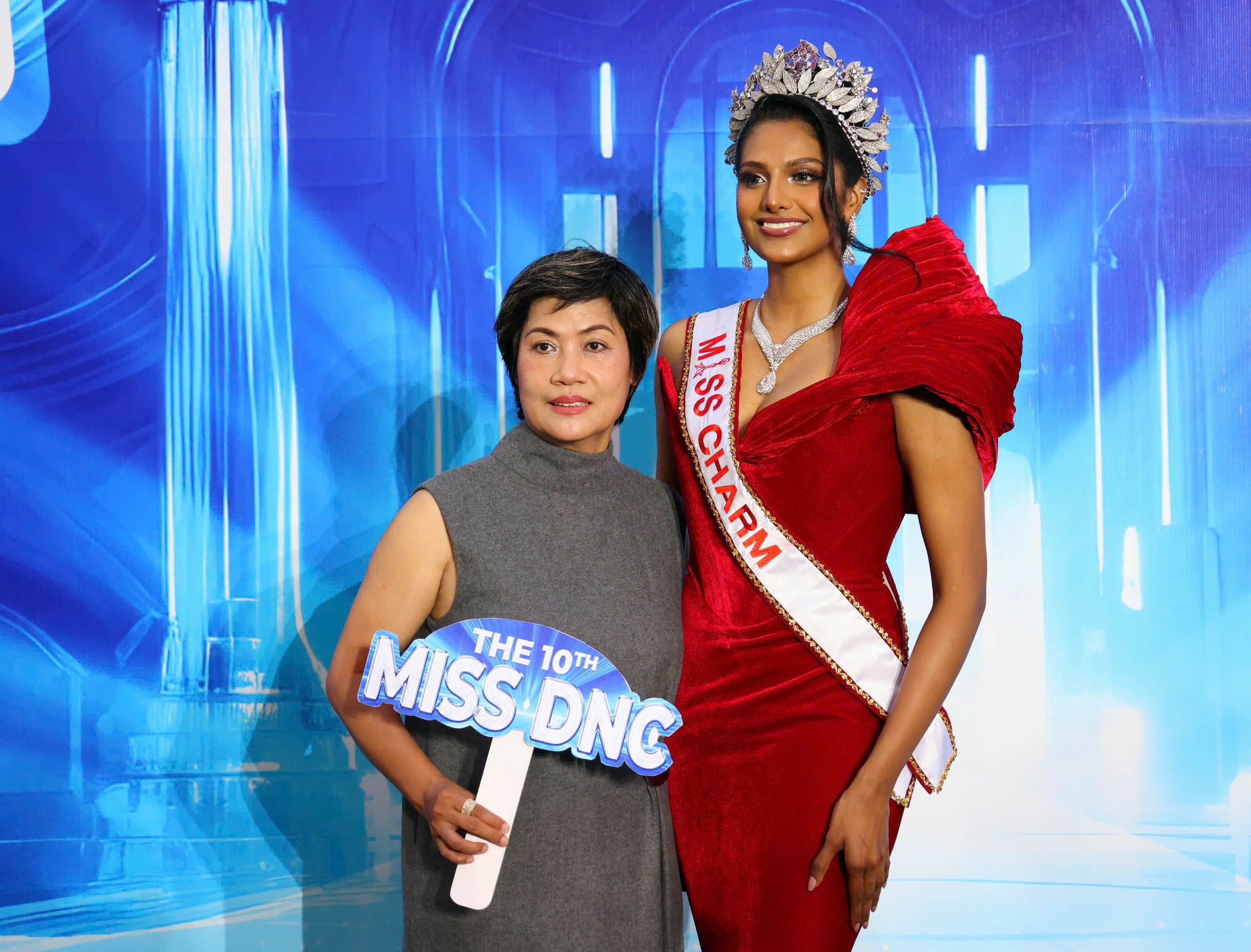 Bà Nguyễn Thị Thúy Nga – Tổng Giám đốc Elite Việt Nam, Chủ tịch Miss Charm và Hoa hậu Rashmita Rasindran – Miss Charm 2024 giám khảo của hội thi.