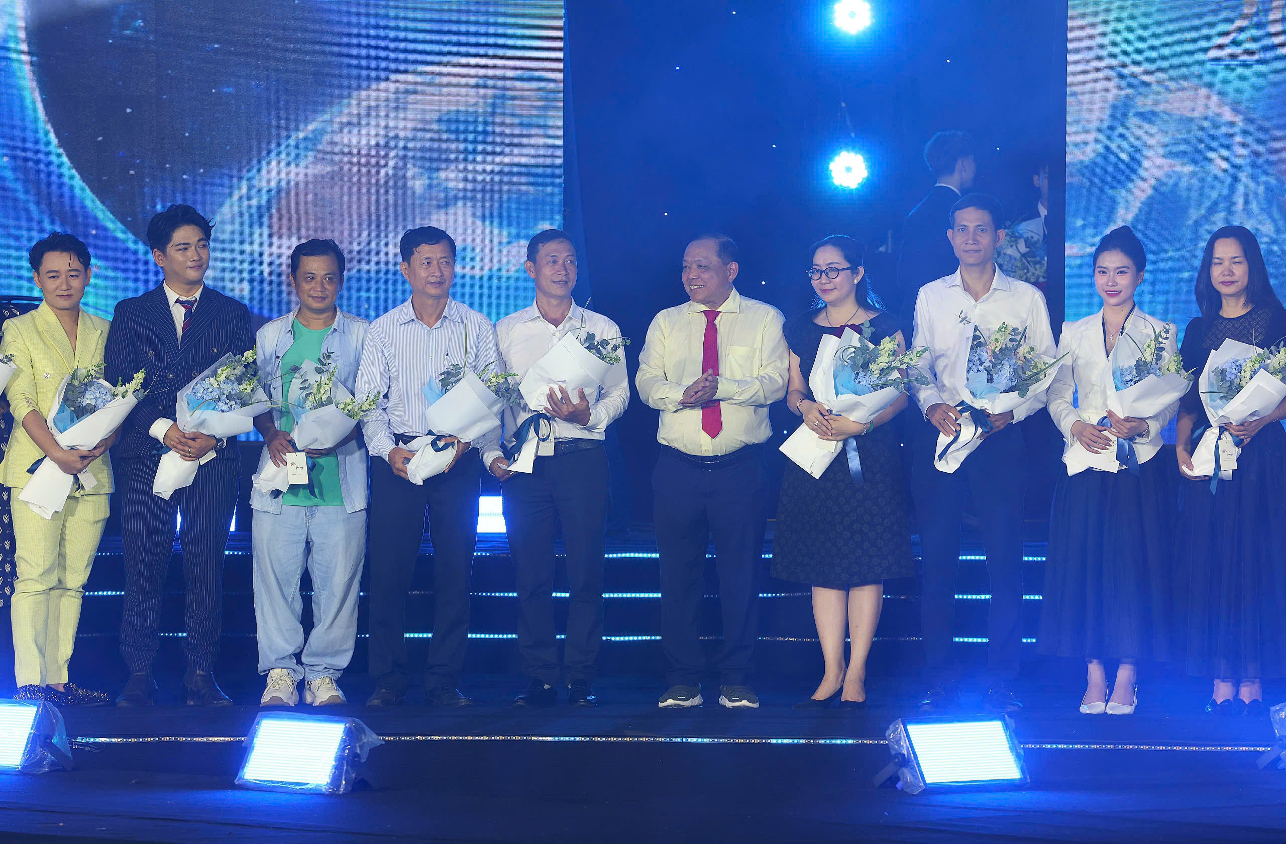 TS-LS. Nguyễn Tiến Dũng – Chủ tịch Hội đồng trường Trường Đại học Nam Cần Thơ trao tặng hoa cho các đơn vị đồng hành cùng Hội thi.