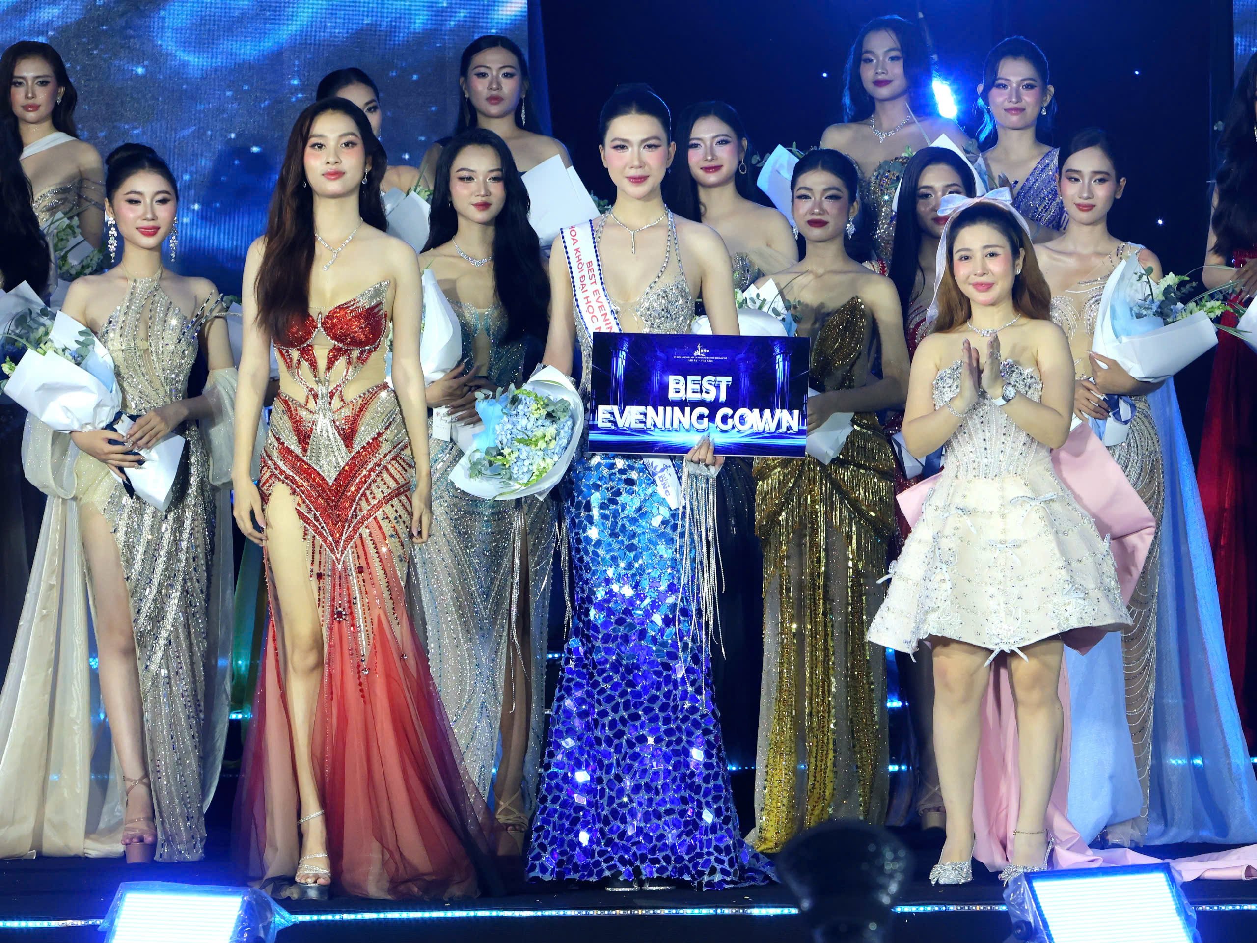 Đại diện ban tổ chức trao giải thưởng phụ của hội thi cho các thí sinh.