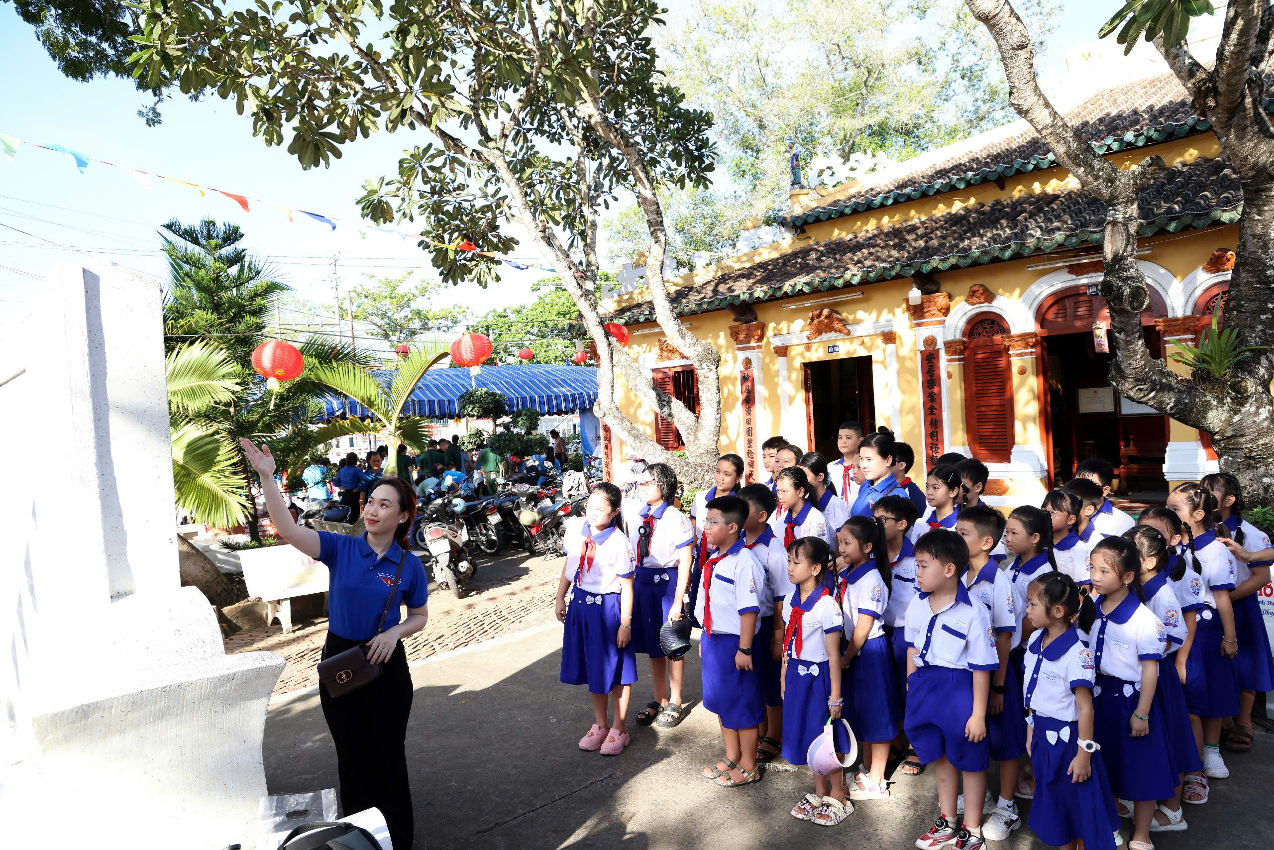 Giáo viên Trường Tiểu học Bình Thủy giới thiệu về Đình Bình Thủy cho học sinh.