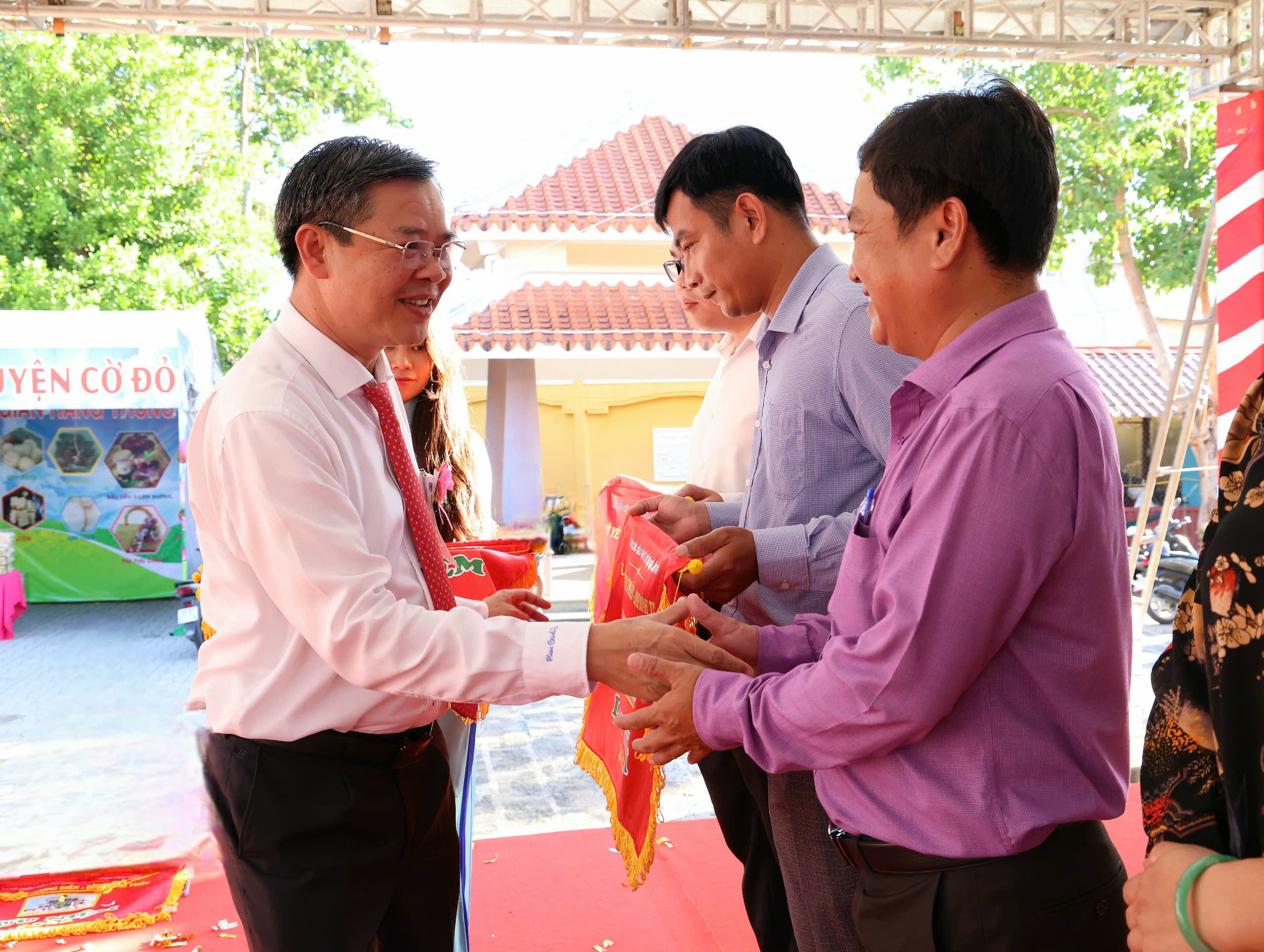 Ông Trương Cảnh Tuyên - Phó Bí thư Thành ủy, Chủ tịch UBND TP. Cần Thơ trao cờ lưu niệm cho các đơn vị tham gia lễ hội.
