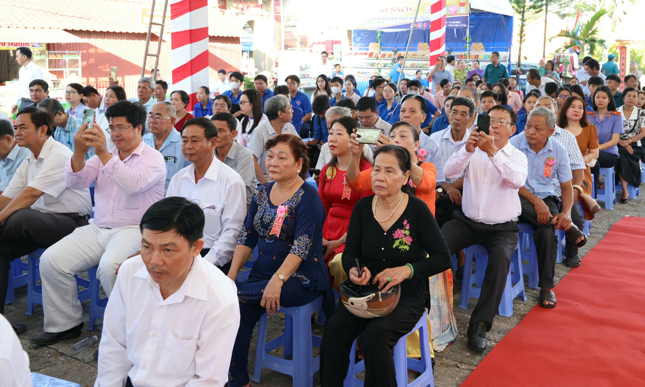 Đông đảo người dân dự khai mạc lễ hội.