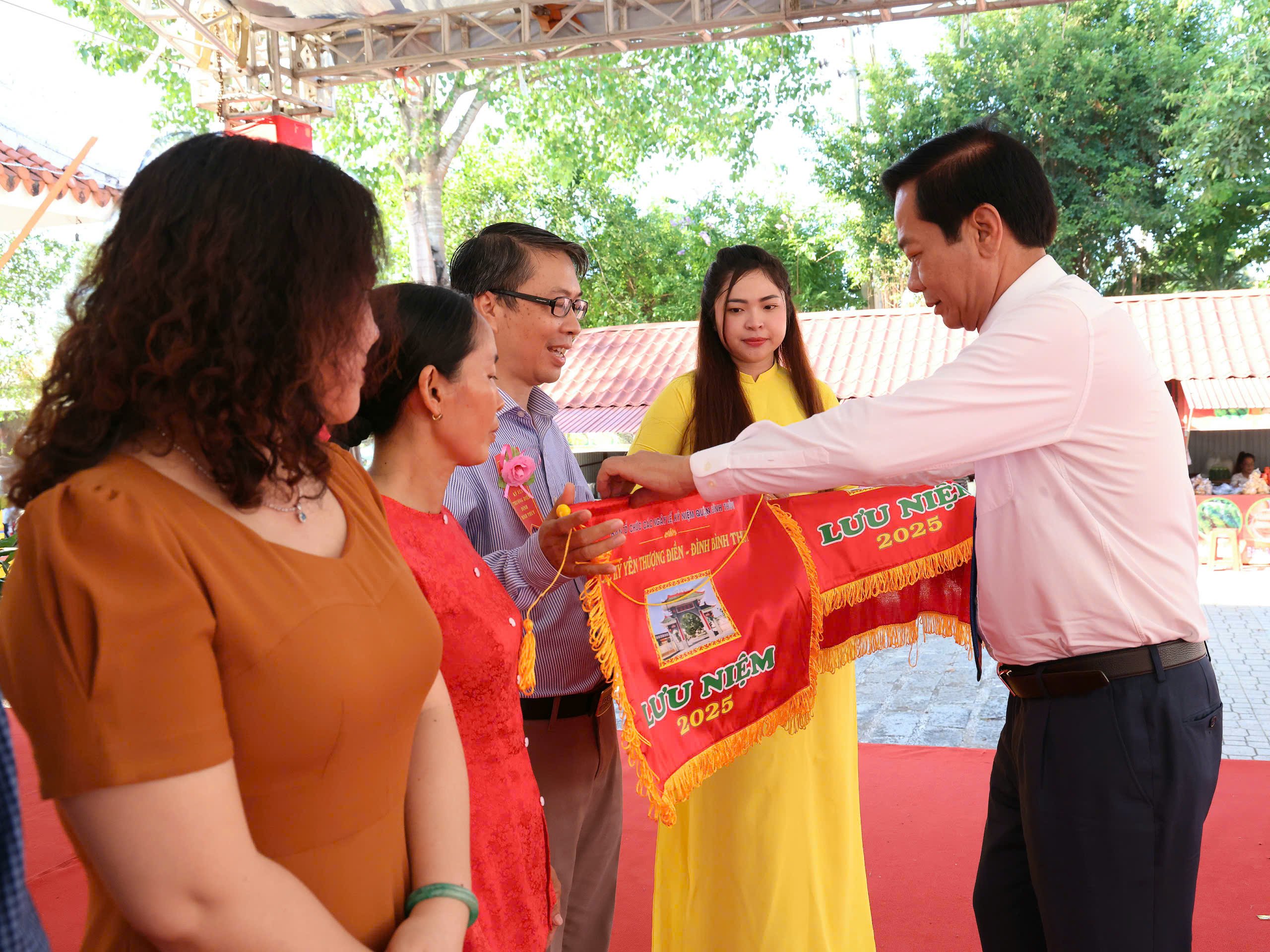 Ông Đỗ Thanh Bình - Ủy viên BCH Trung ương Đảng, Bí thư Thành ủy Cần Thơ trao cờ lưu niệm cho các đơn vị tham gia lễ hội.