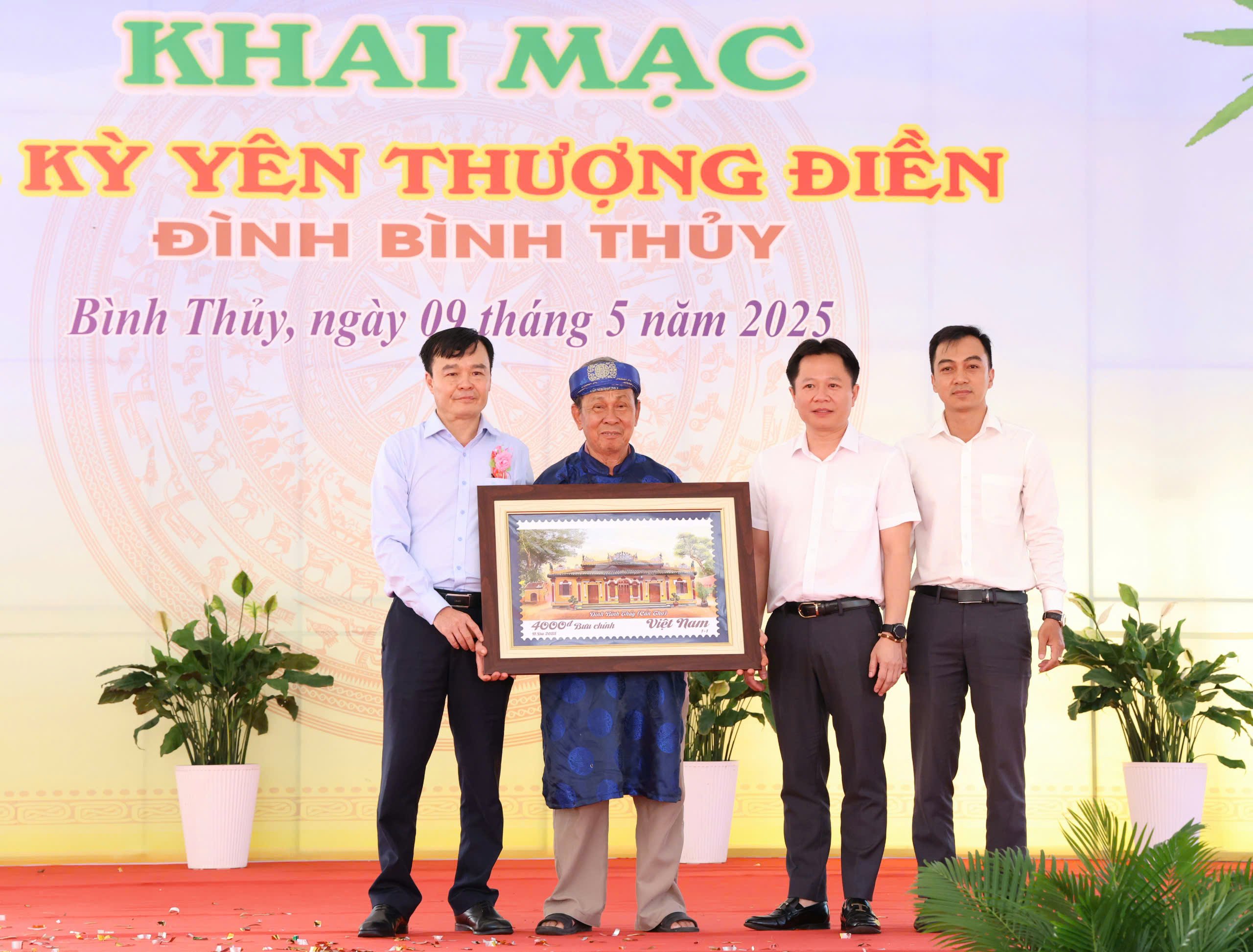 Đại diện Bưu điện TP. Cần Thơ và Hội Tem TP. Cần Thơ trao bộ tem Đình Bình Thủy cho đại diện ban trị sự của Đình Bình Thủy.