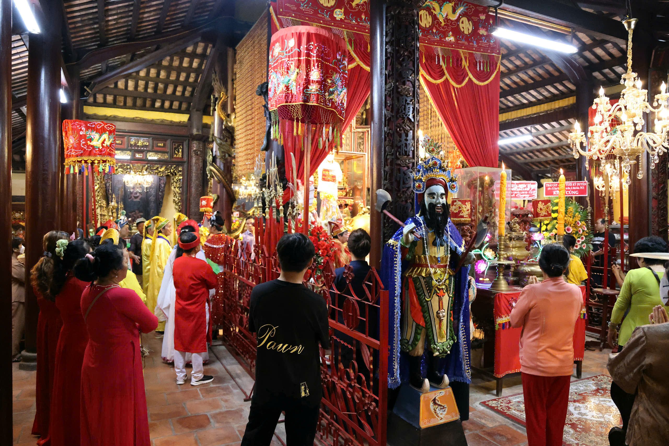 Đông đảo nhân dân đến dự lễ hội, chiêm bái Linh Thần.