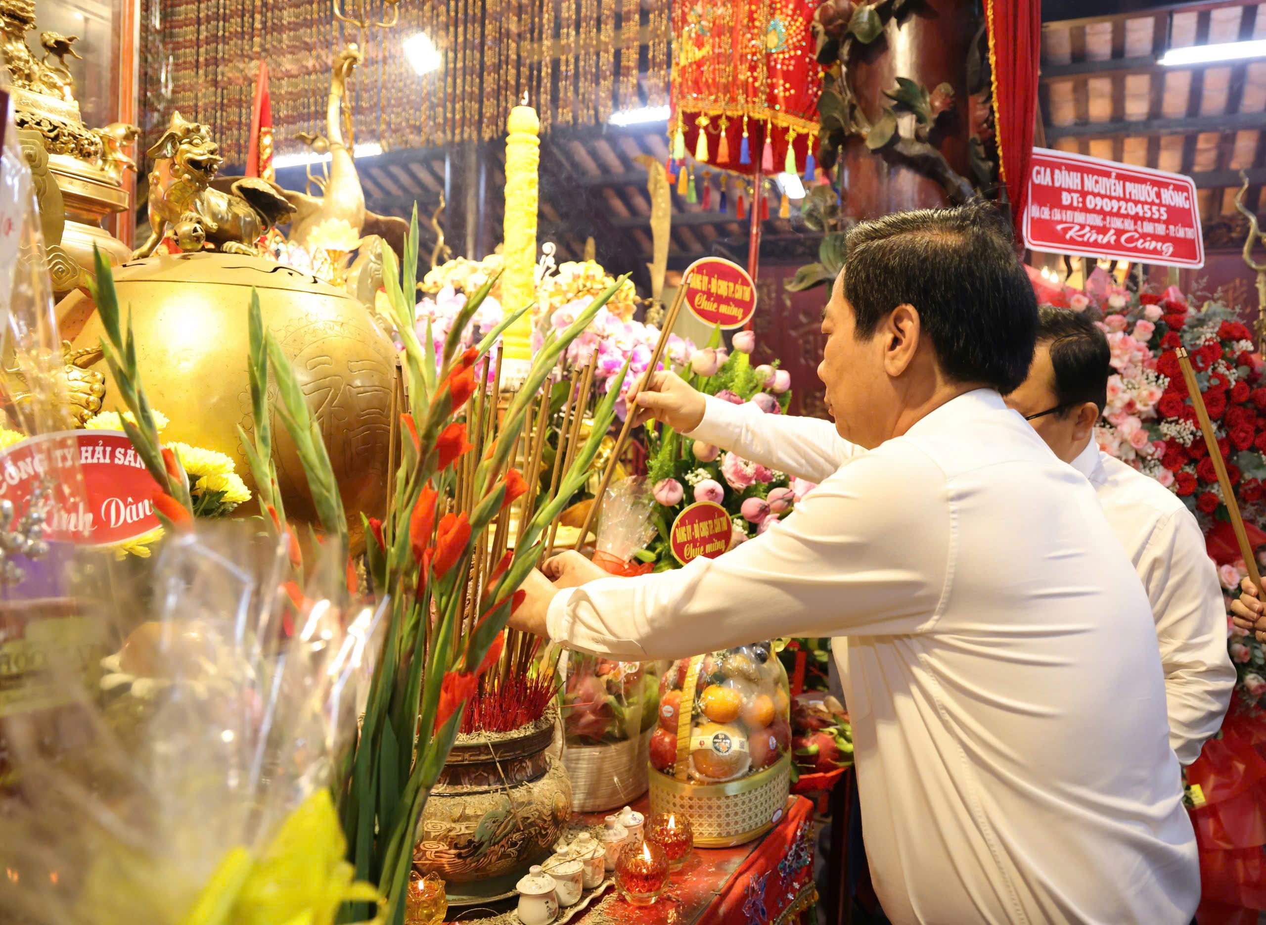 Ông Đỗ Thanh Bình - Ủy viên BCH Trung ương Đảng, Bí thư Thành ủy Cần Thơ thắp nhang Linh Thần Đình Bình Thủy.
