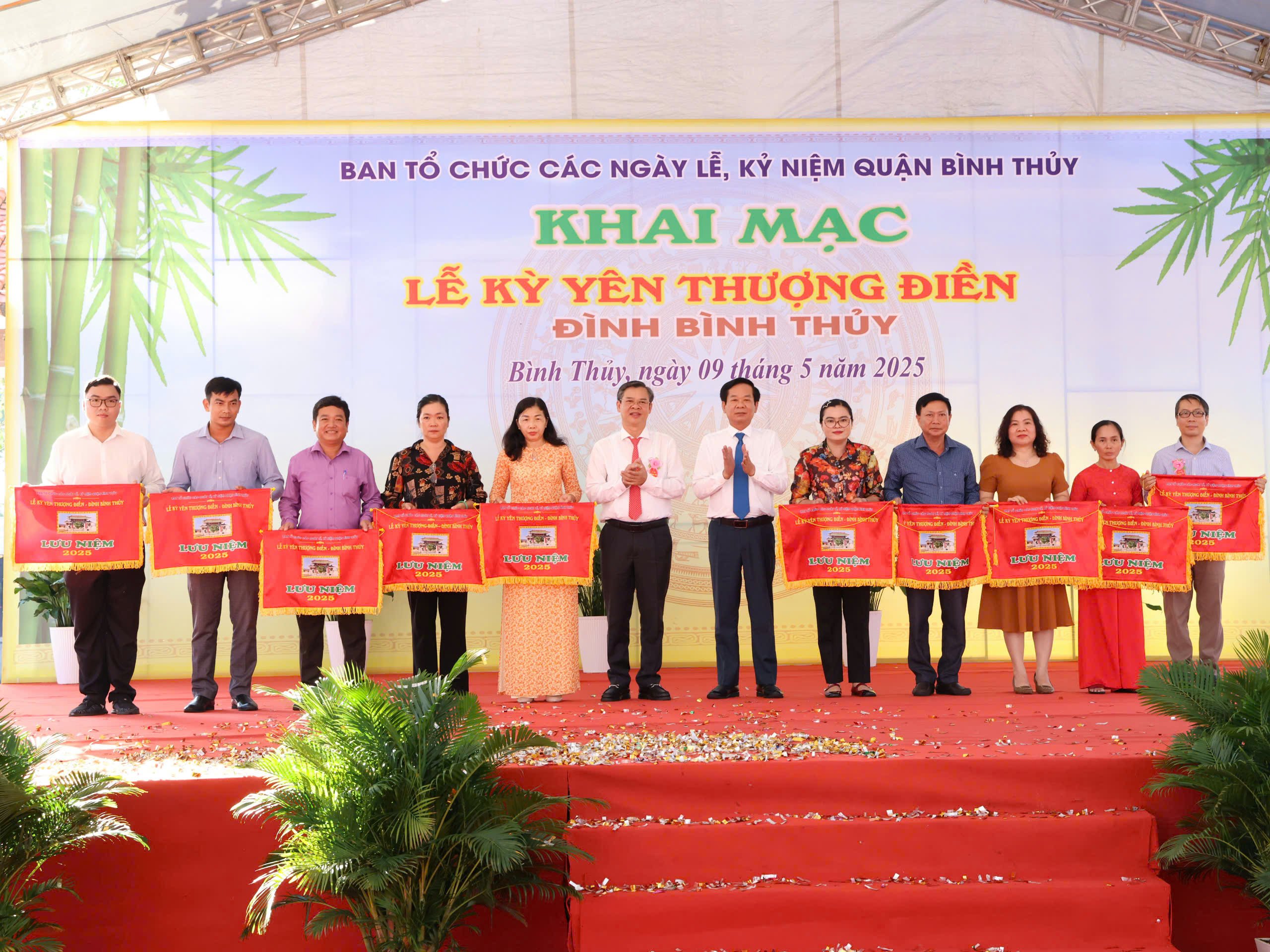 Ông Đỗ Thanh Bình - Ủy viên BCH Trung ương Đảng, Bí thư Thành ủy Cần Thơ và ông Trương Cảnh Tuyên - Phó Bí thư Thành ủy, Chủ tịch UBND TP. Cần Thơ trao cờ lưu niệm cho các đơn vị tham gia lễ hội.