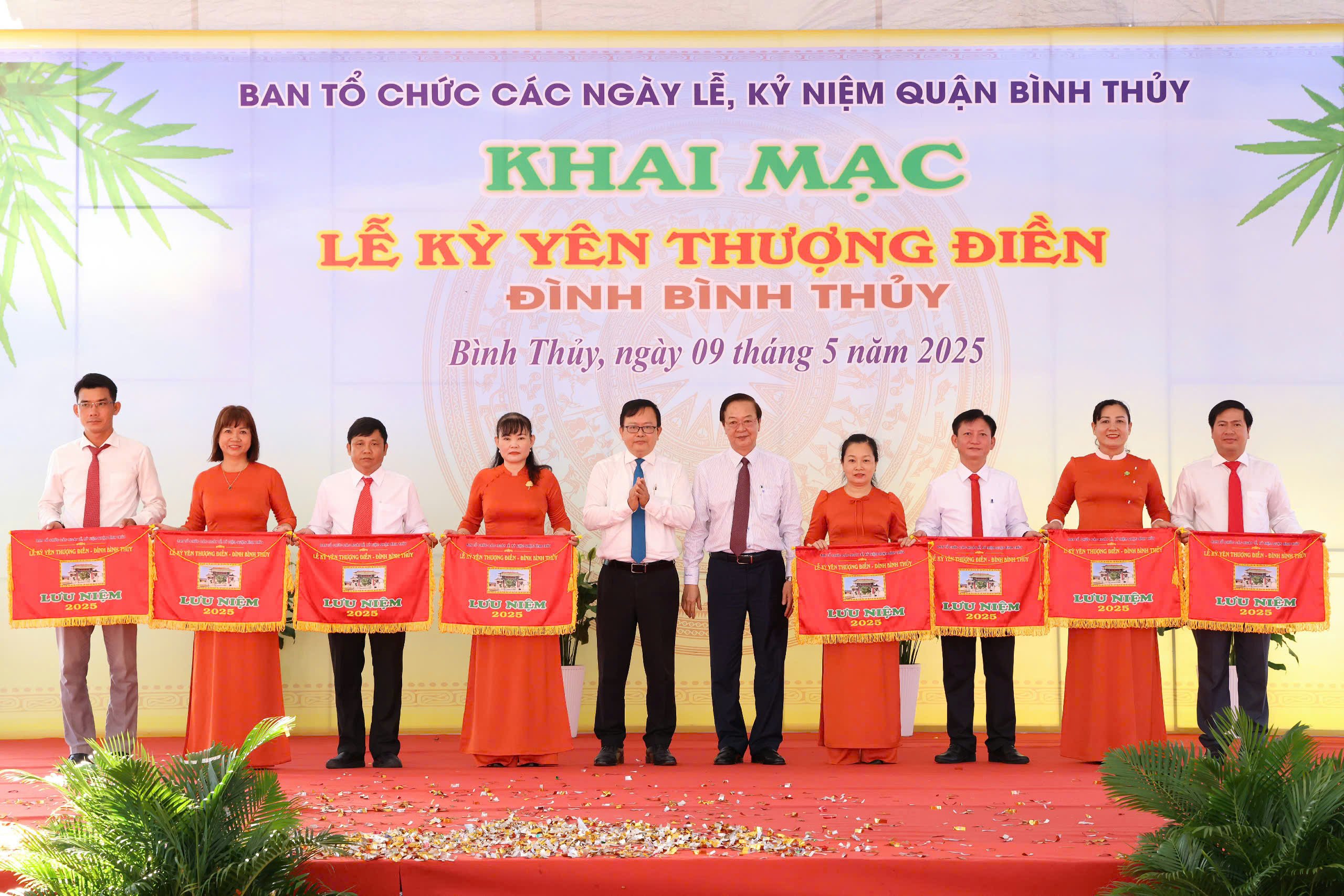 Ông Nguyễn Trung Nhân - Ủy viên BTV Thành ủy, Chủ tịch UB MTTQ Việt Nam TP. Cần Thơ và ông Lê Tấn Thủ - Ủy viên BTV Thành ủy, Trưởng Ban Tổ chức Thành ủy Cần Thơ trao cờ lưu niệm cho các đơn vị tham gia lễ hội.