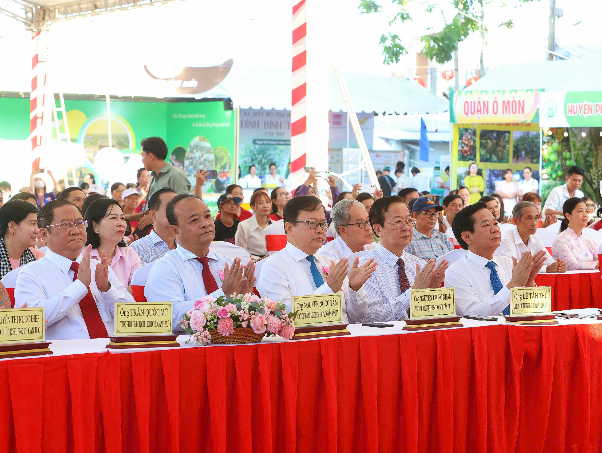 Các đại biểu tham dự khai mạc Lễ hội Kỳ yên thượng điền đình Bình Thủy.