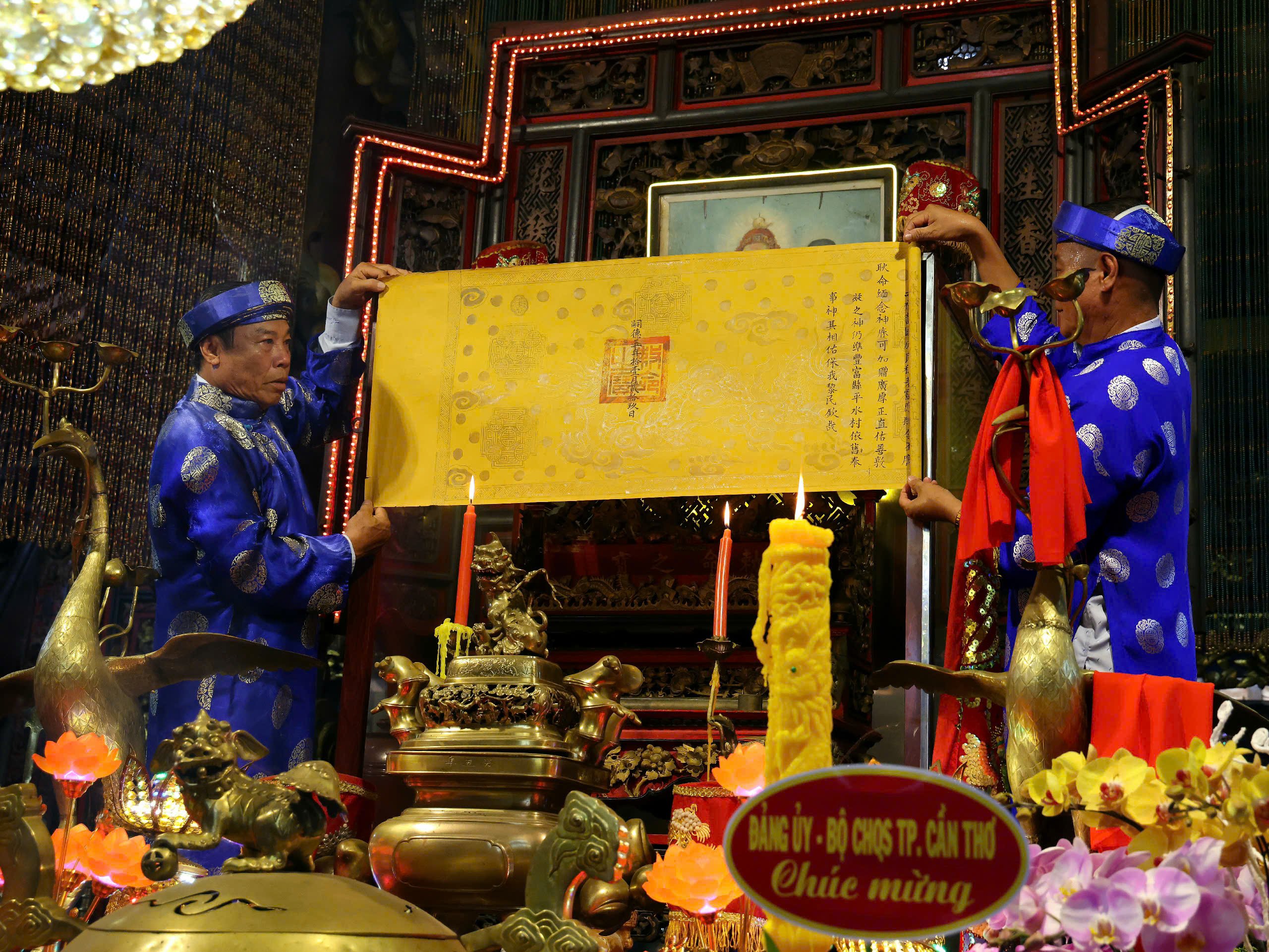 Thực hiện nghi thức thay khăn Sắc Thần.