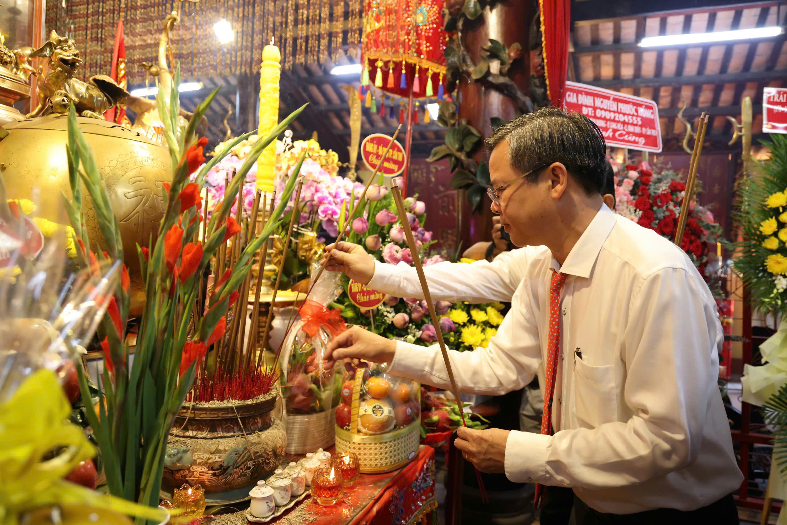 Ông Trương Cảnh Tuyên - Phó Bí thư Thành ủy, Chủ tịch UBND TP. Cần Thơ thắp nhang Linh Thần Đình Bình Thủy.