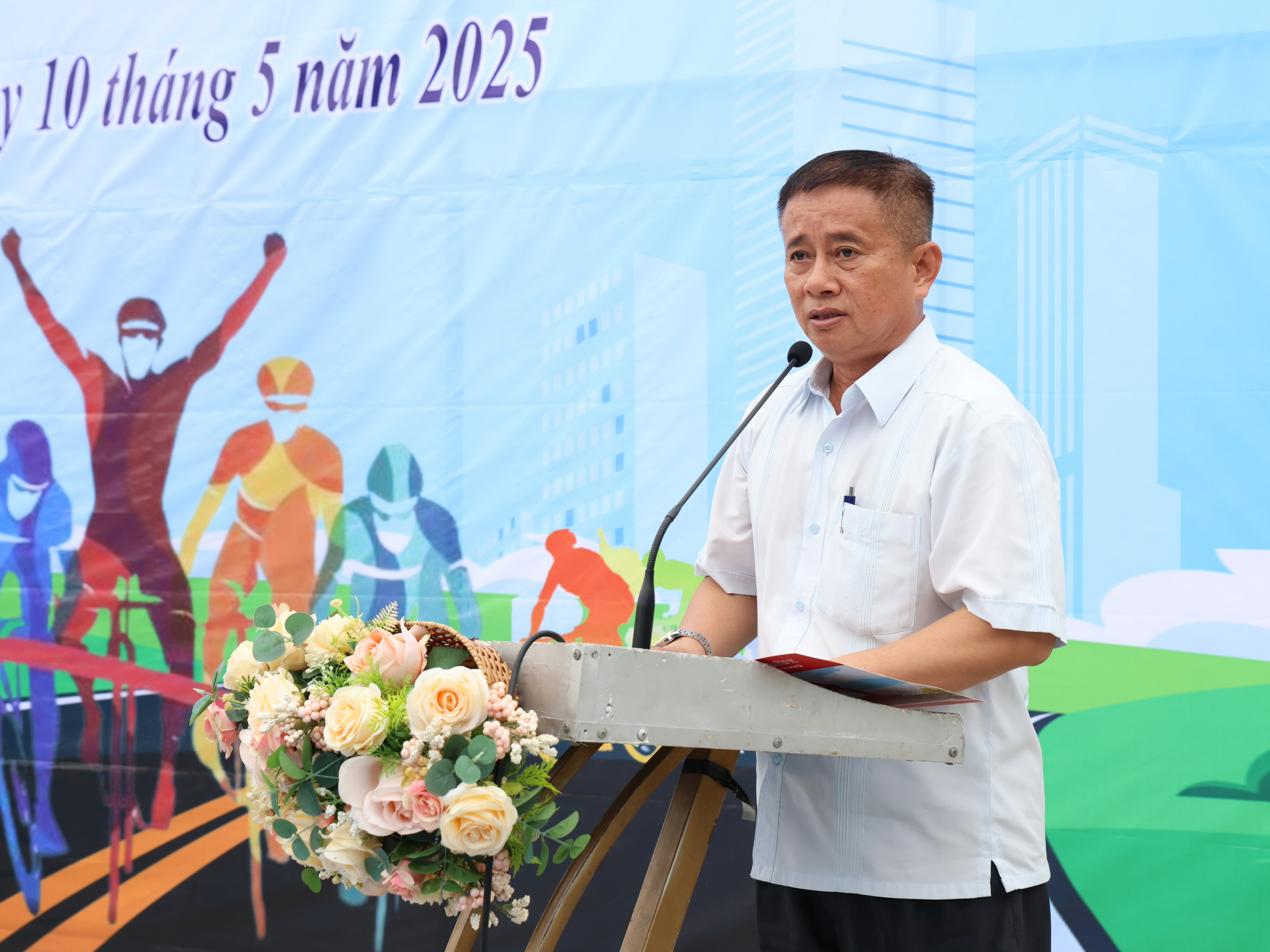 Ông Nguyễn Hùng Việt - Giám đốc Trung tâm Văn hóa, Thể thao và Truyền thanh quận Bình Thủy phát biểu tại lễ khai mạc.