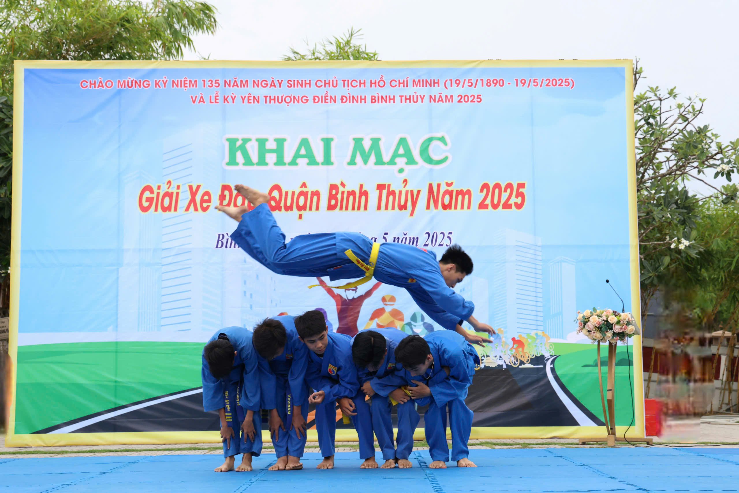 Câu lạc bộ Vovinam quận Bình Thủy biểu diễn tại lễ khai mạc.