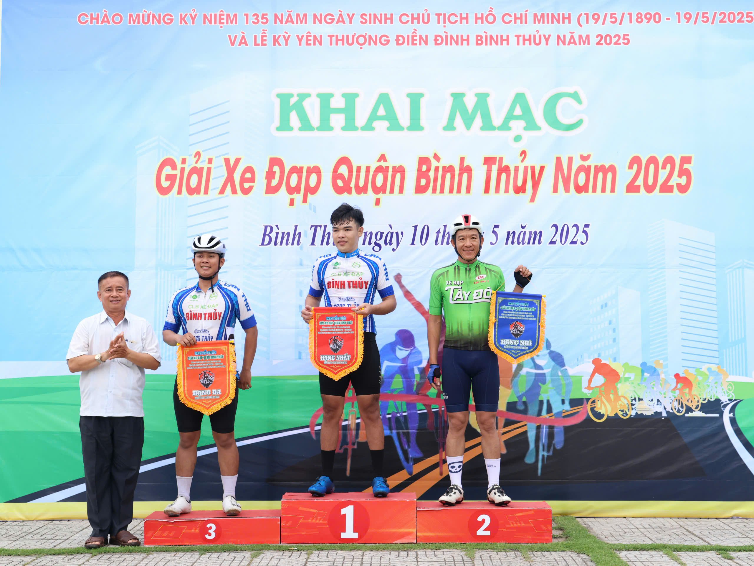 Ông Nguyễn Hùng Việt - Giám đốc Trung tâm Văn hóa, Thể thao và Truyền thanh quận Bình Thủy trao giải cho các vận động viên đạt thành tích xuất sắc tại giải.