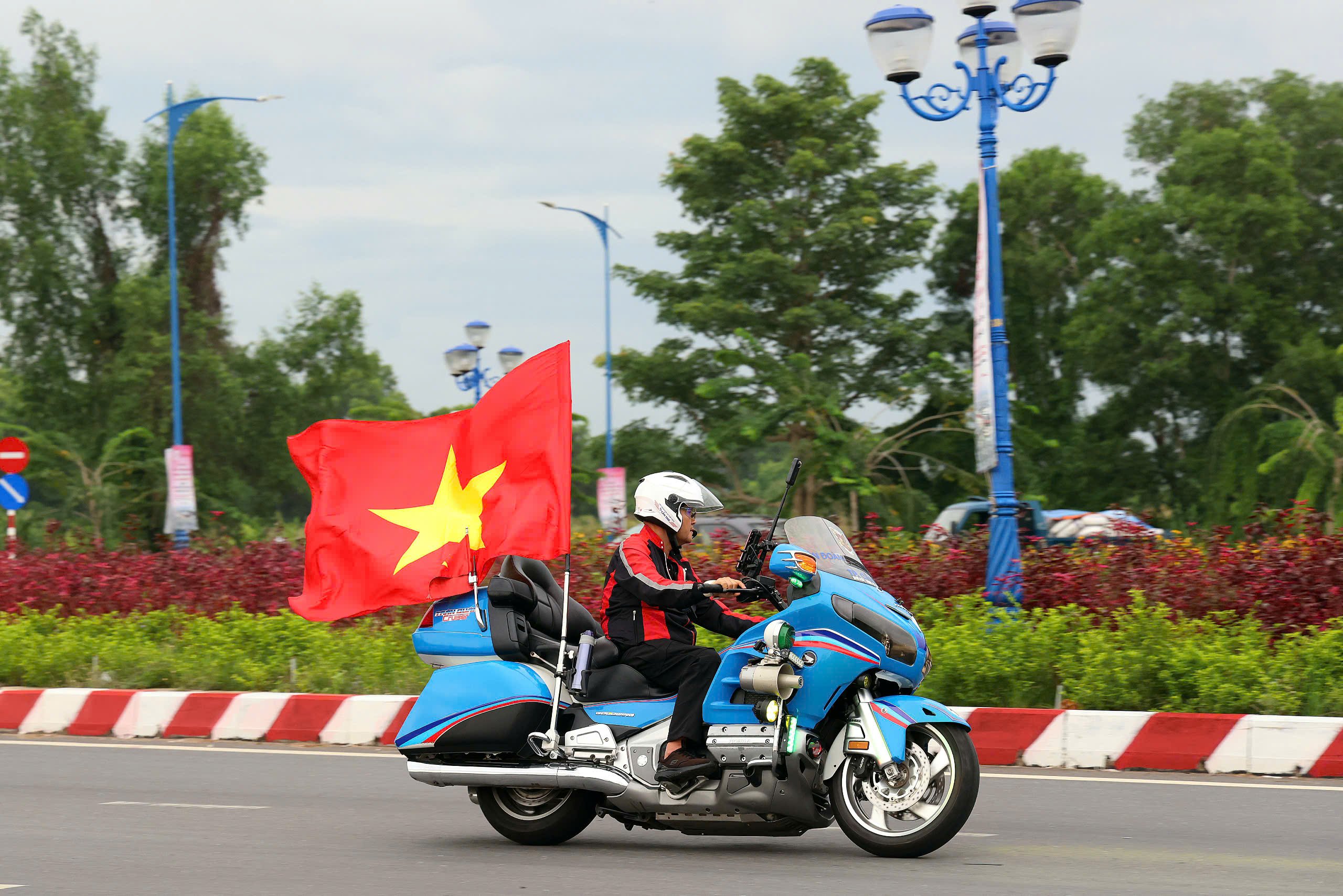 Lực lượng Moto TP. Cần Thơ tham gia bảo vệ an toàn đường đua.