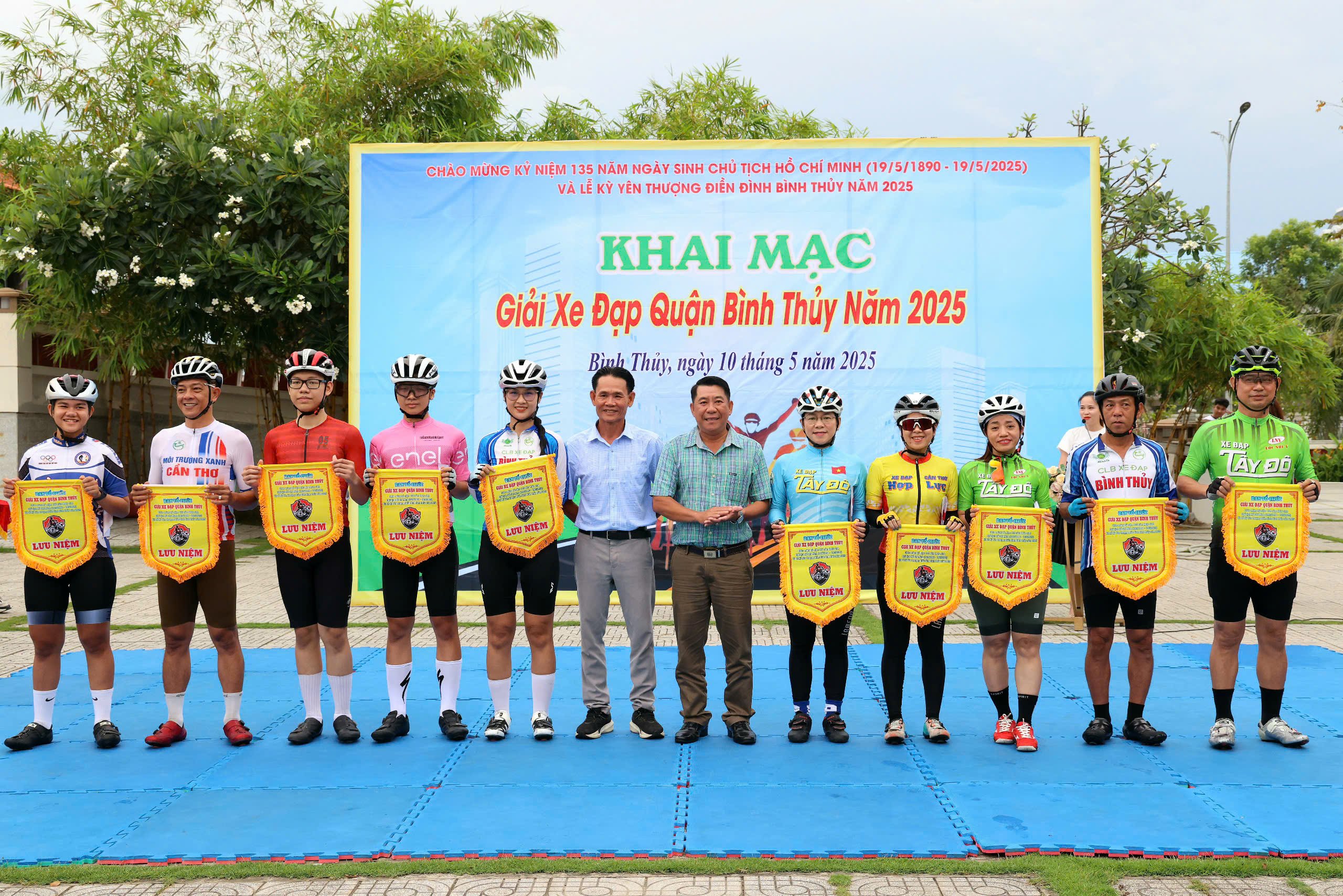 Ông Nguyễn Thanh Sang - Phó Giám đốc Trung tâm TDTT TP. Cần Thơ và ông Lư Quốc Nhiêu - Hiệu trưởng Trường PTNK TDTT TP. Cần Thơ trao cờ lưu niệm cho đại diện các vận động viên tham gia giải.