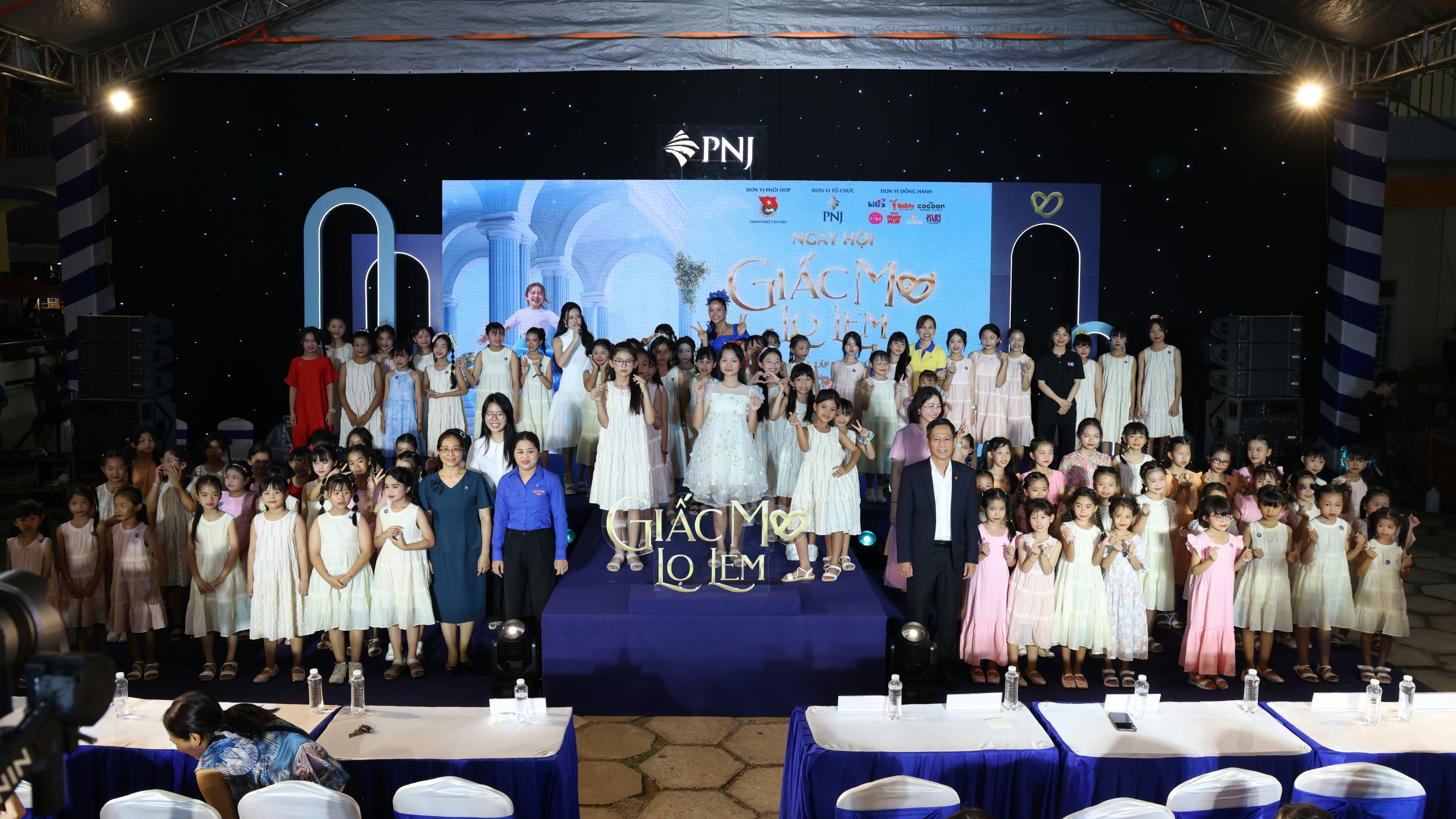 Các đại biểu và các em thiếu nhi chụp hình lưu niệm tại Ngày hội Giấc Mơ Lọ Lem năm 2025.