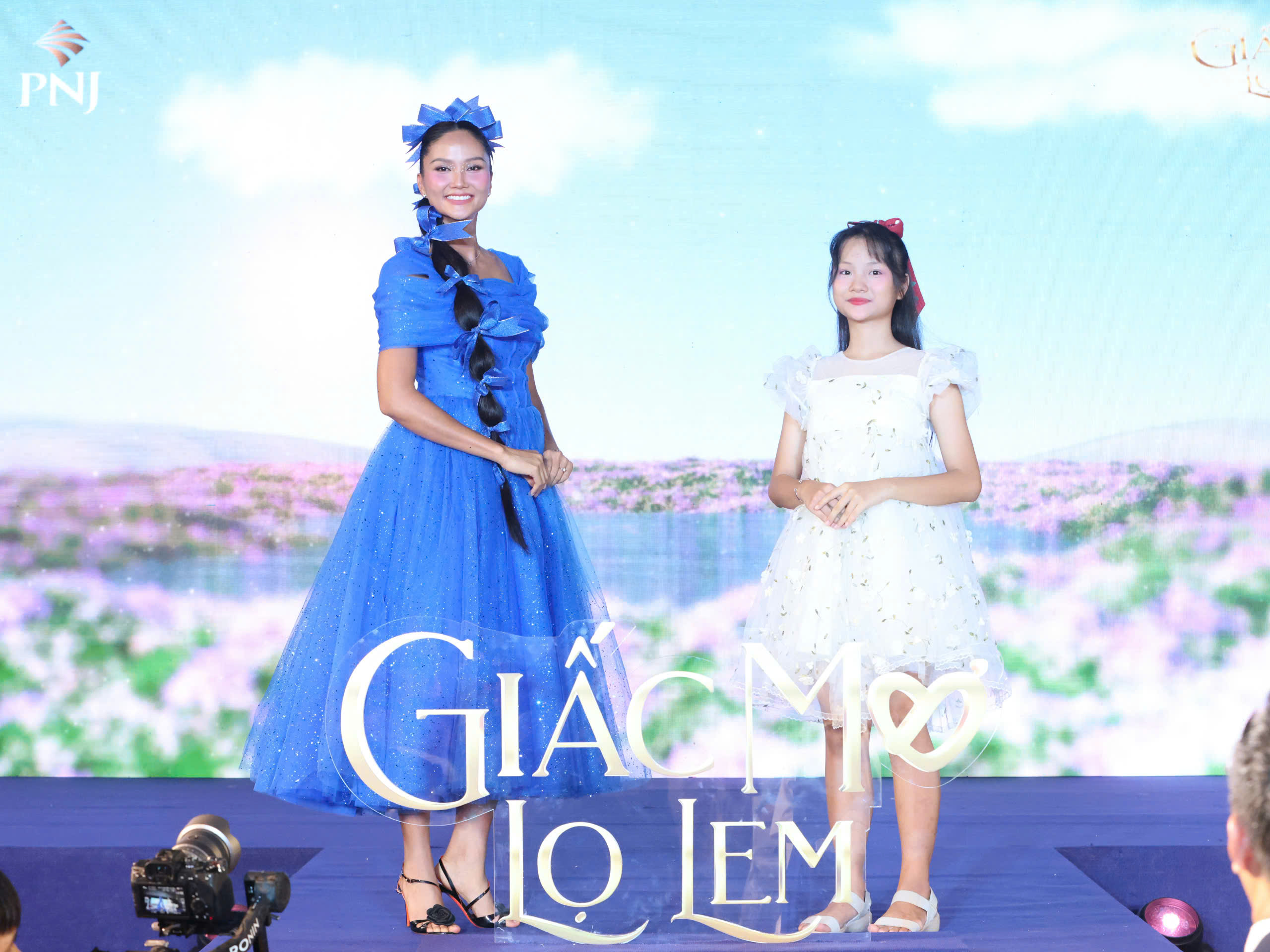 Các em thiếu nhi tự tin catwalk cùng Hoa hậu H'Hen Niê - Đại sứ dự án 'Giấc Mơ Lọ Lem' trên sân khấu.
