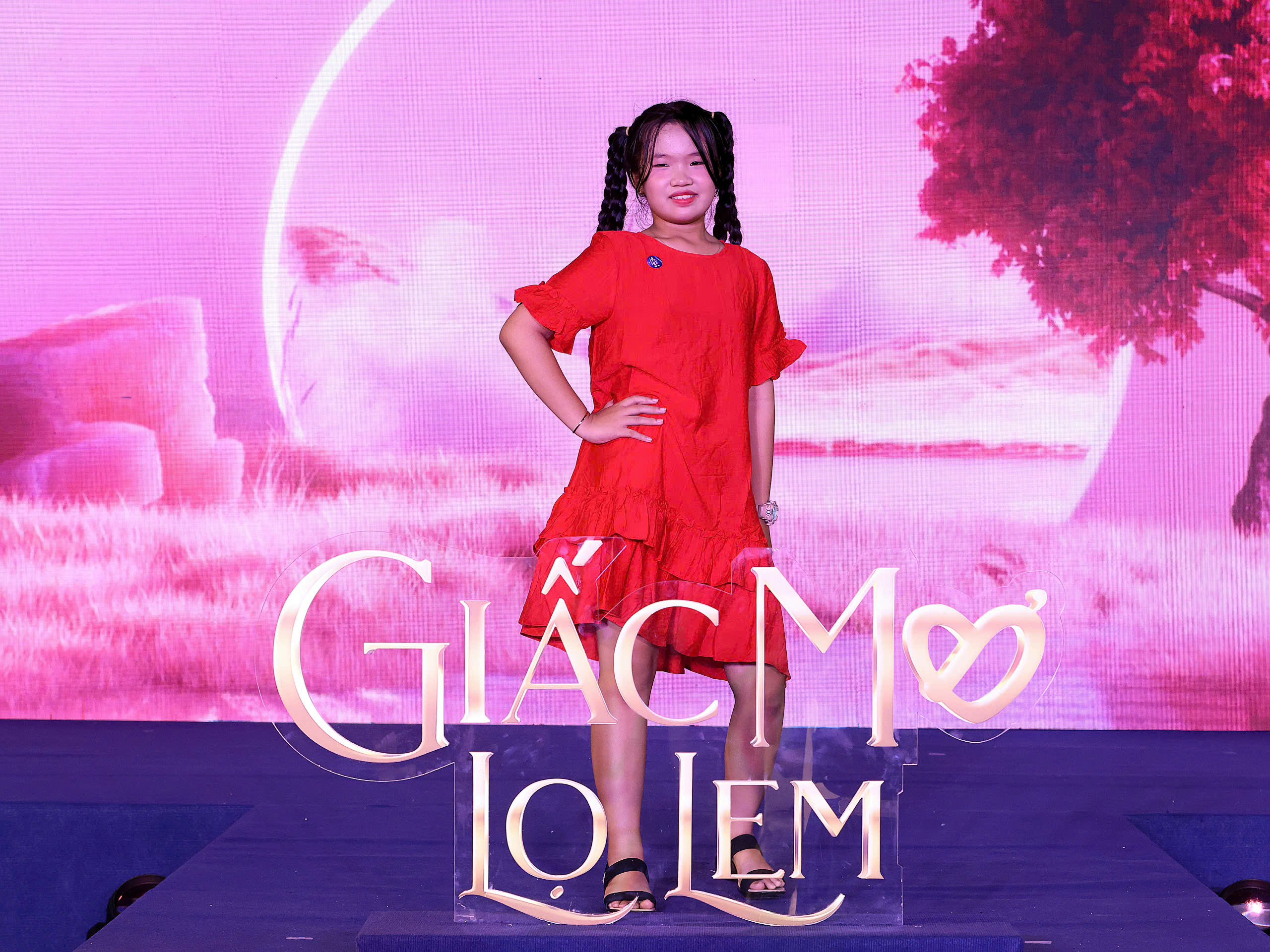 Các em thiếu nhi tự tin catwalk trên sân khấu.