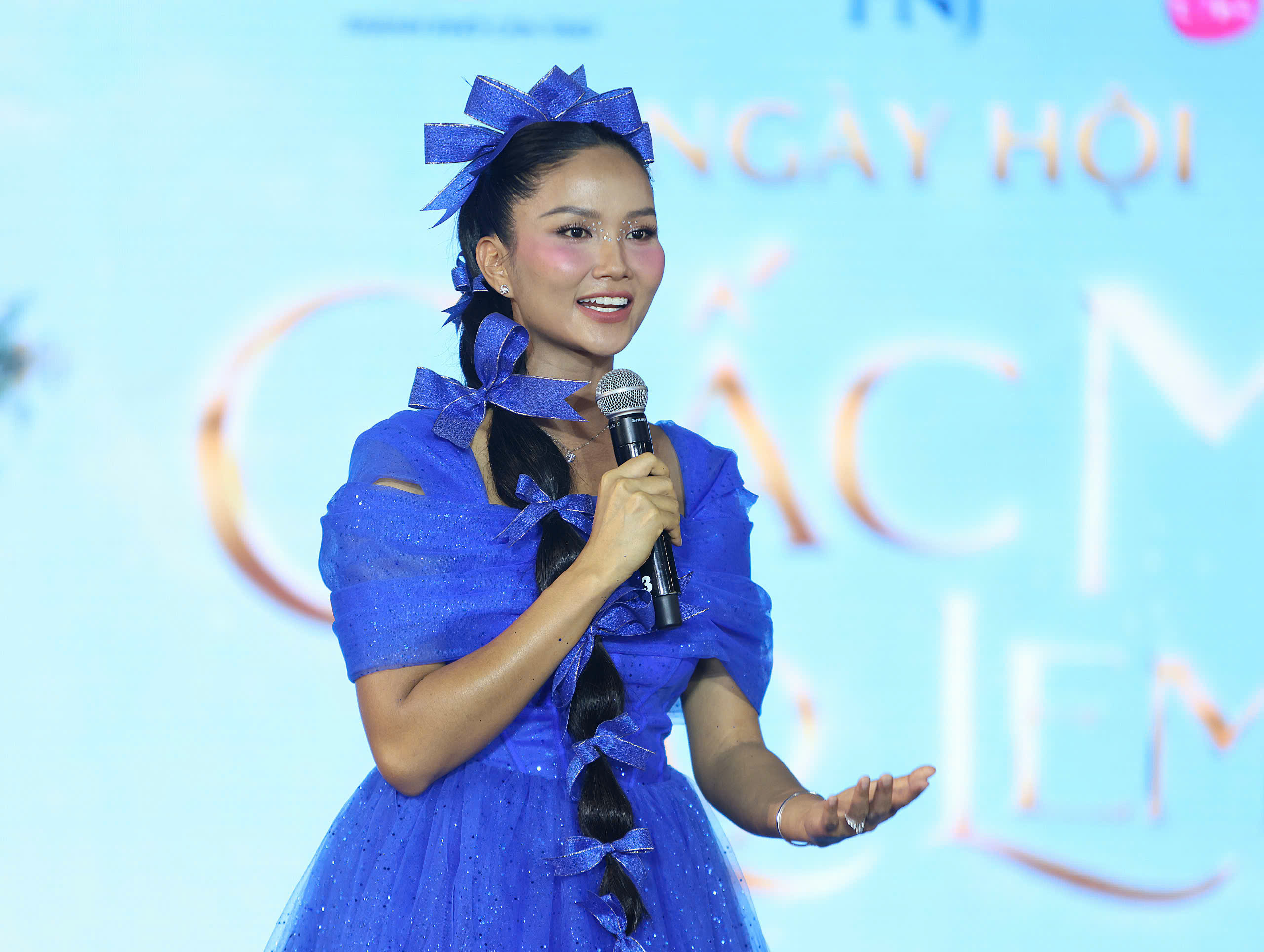 Hoa hậu H'Hen Niê với vai trò Đại sứ dự án 'Giấc Mơ Lọ Lem', sẽ tiếp thêm sức mạnh và truyền cảm hứng cho các em gái, để các em tự tin bước vào đời.