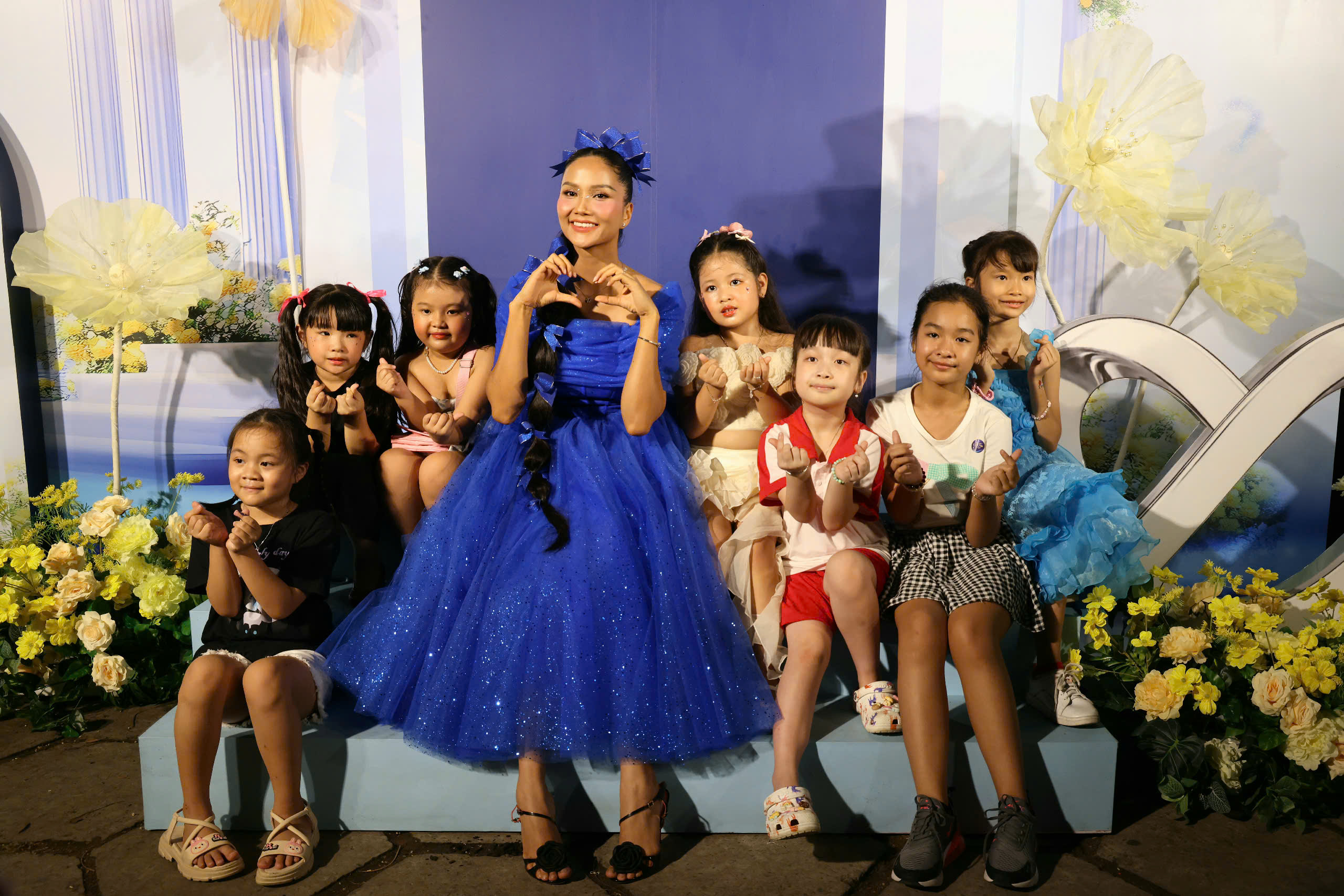 Hoa hậu H'Hen Niê - Đại sứ dự án 'Giấc Mơ Lọ Lem' vui chơi cùng các em thiếu nhi.