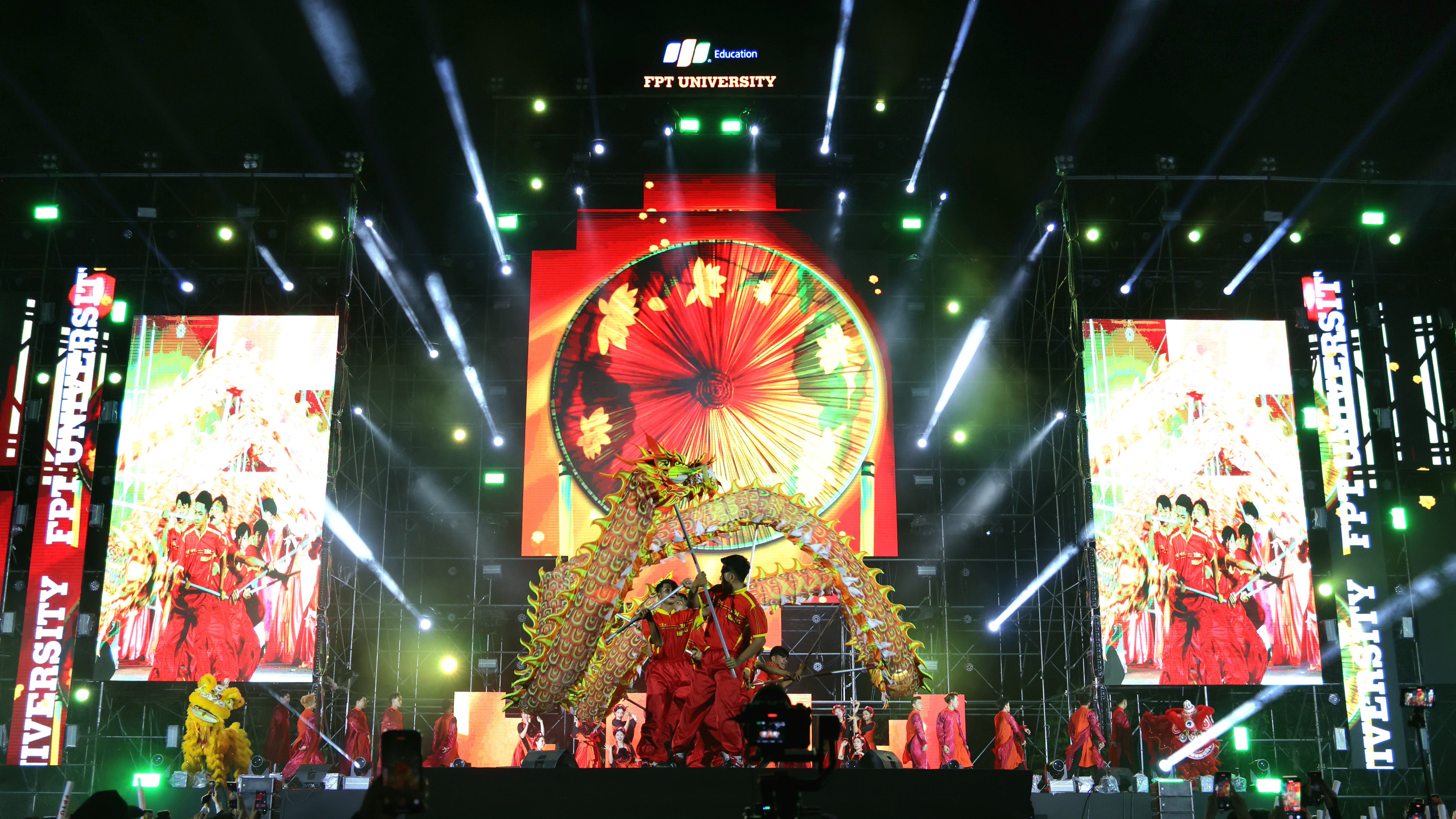 FPTU Fest 2025 với sự đầu tư kỹ lưỡng của đơn vị tổ chức, không chỉ về thiết bị âm thanh, ánh sáng mà còn về mỹ thuật sân khấu, kết hợp giữa truyền thống và hiện đại.