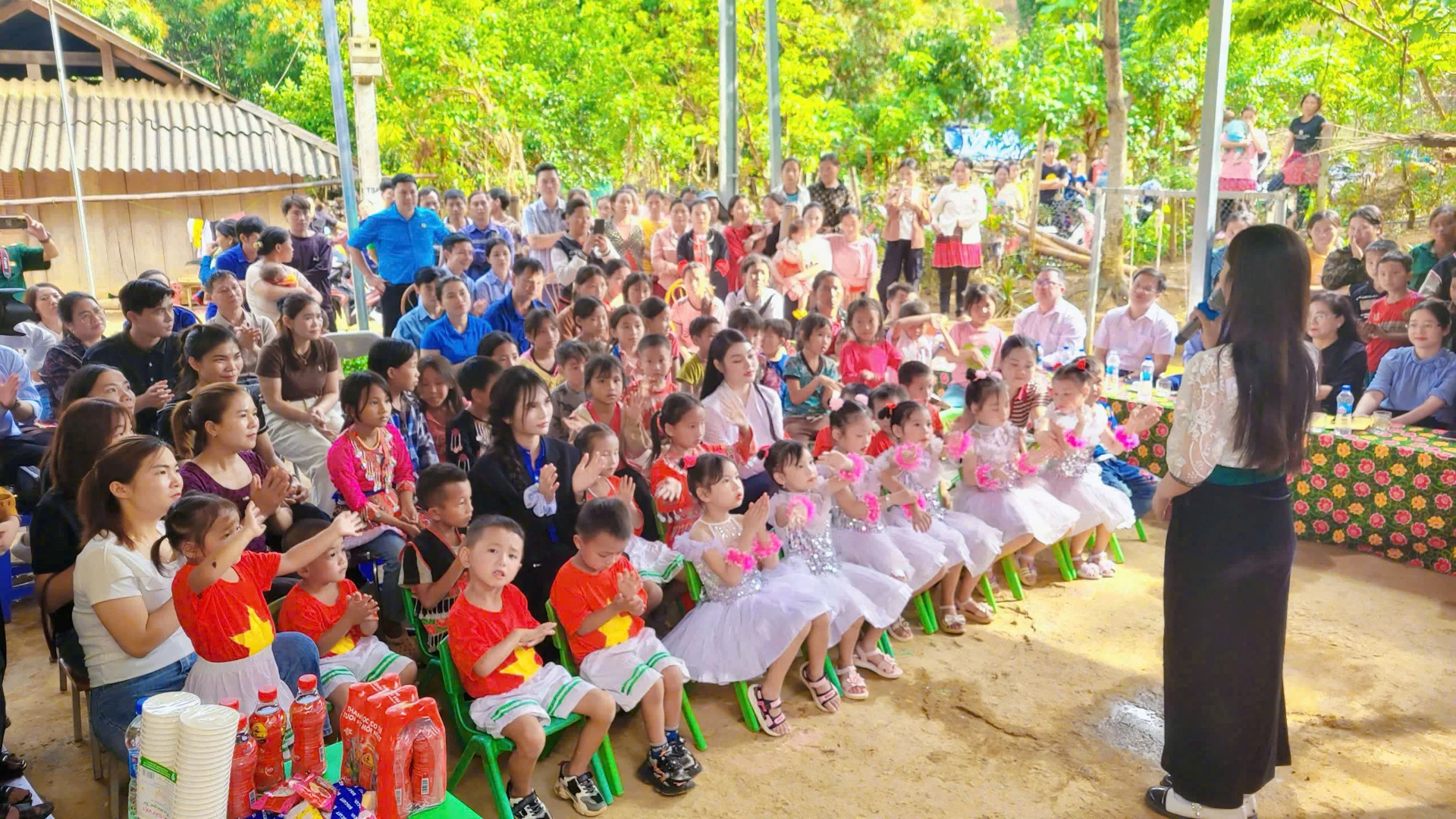 Lễ khánh thành và bàn giao công trình lớp học mới tại điểm trường Suối Trắng có sự góp mặt của lãnh đạo Trung ương, địa phương, các em học sinh,...