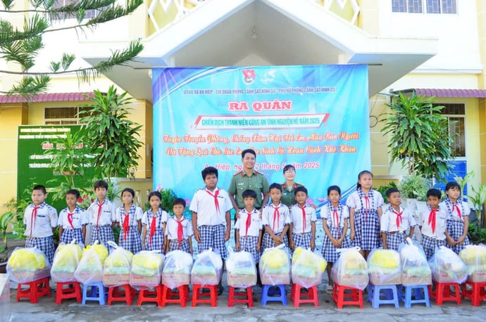 Trao quà cho các em có hoàn cảnh khó khăn