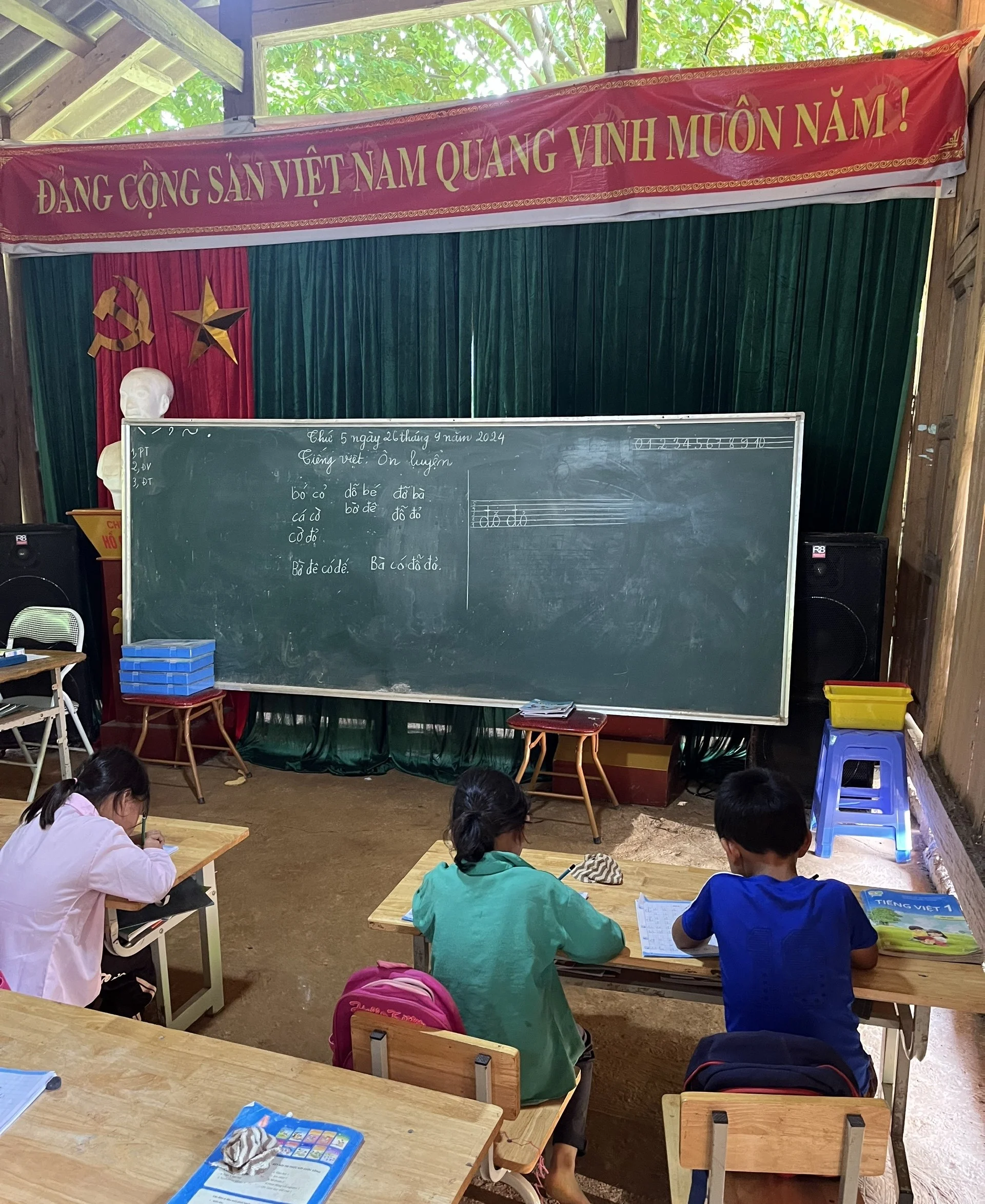 2 lớp học tại điểm trường Suối Trắng phải học chung phòng trong một lớp học tạm bợ, nhiều thiếu thốn