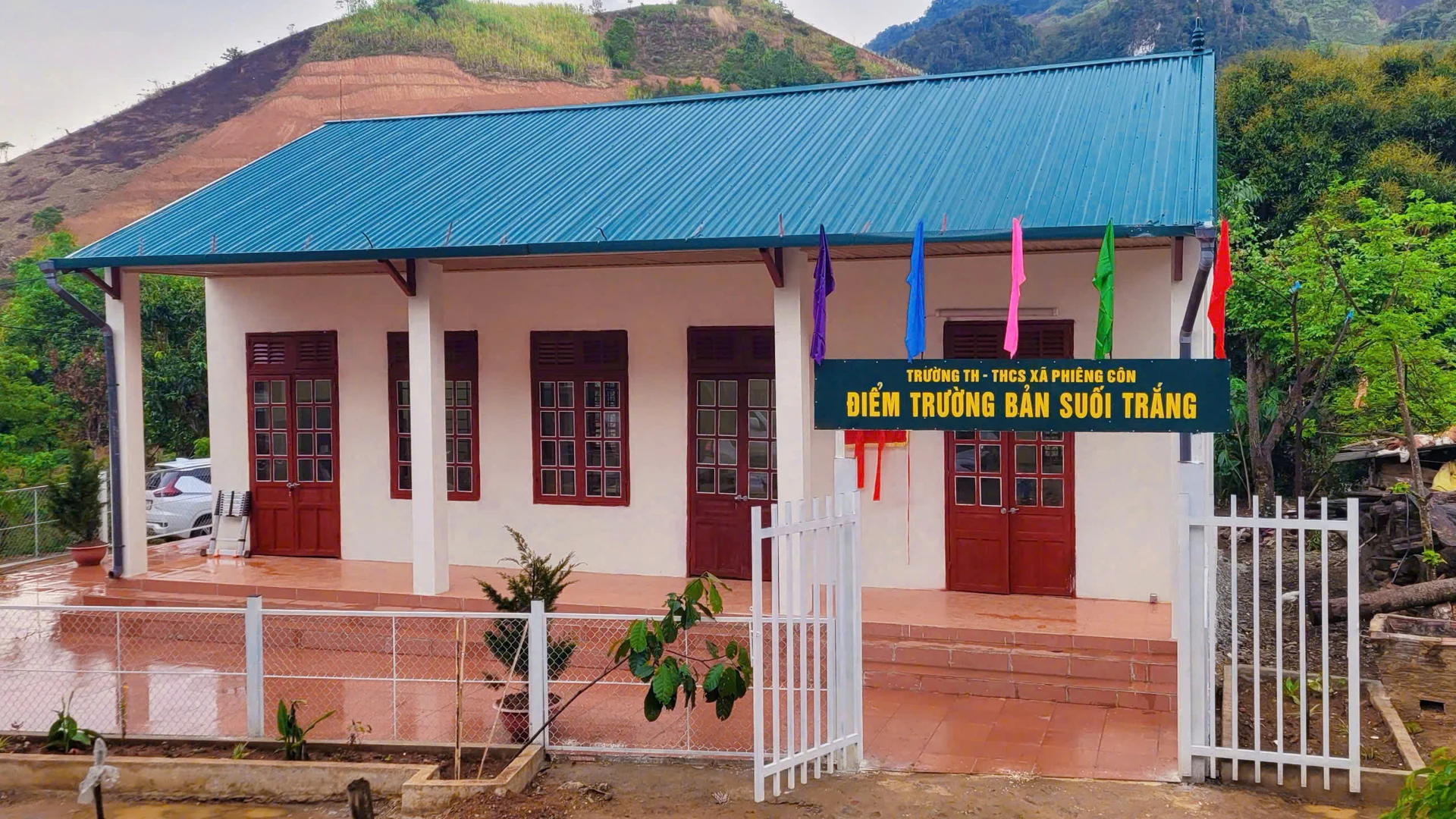 Giờ đây, lớp học đã được xây dựng kiên cố, khang trang với đầy đủ trang thiết bị học tập