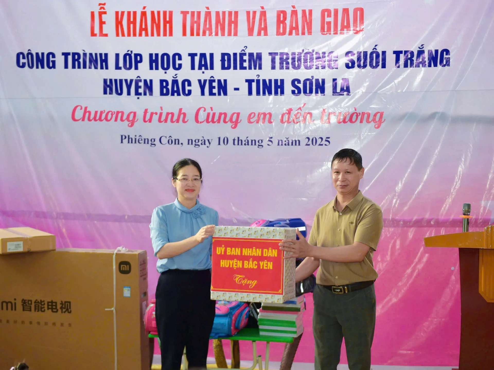 Bà Trịnh Thị Phượng – Phó Chủ tịch UBND huyện Bắc Yên tặng quà chúc mừng trường Tiểu học và THCS xã Phiêng Côn