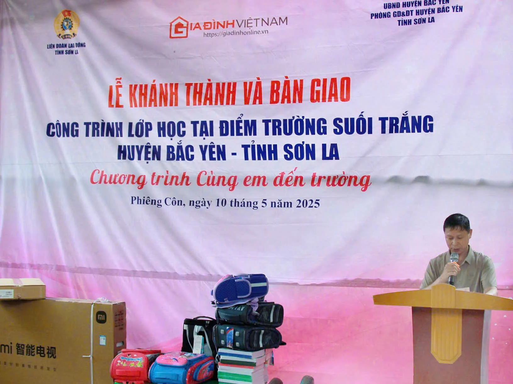 Thầy Nguyễn Văn Tuân – Hiệu trưởng Trường Tiểu học và THCS xã Phiêng Côn xúc động phát biểu tại buổi lễ