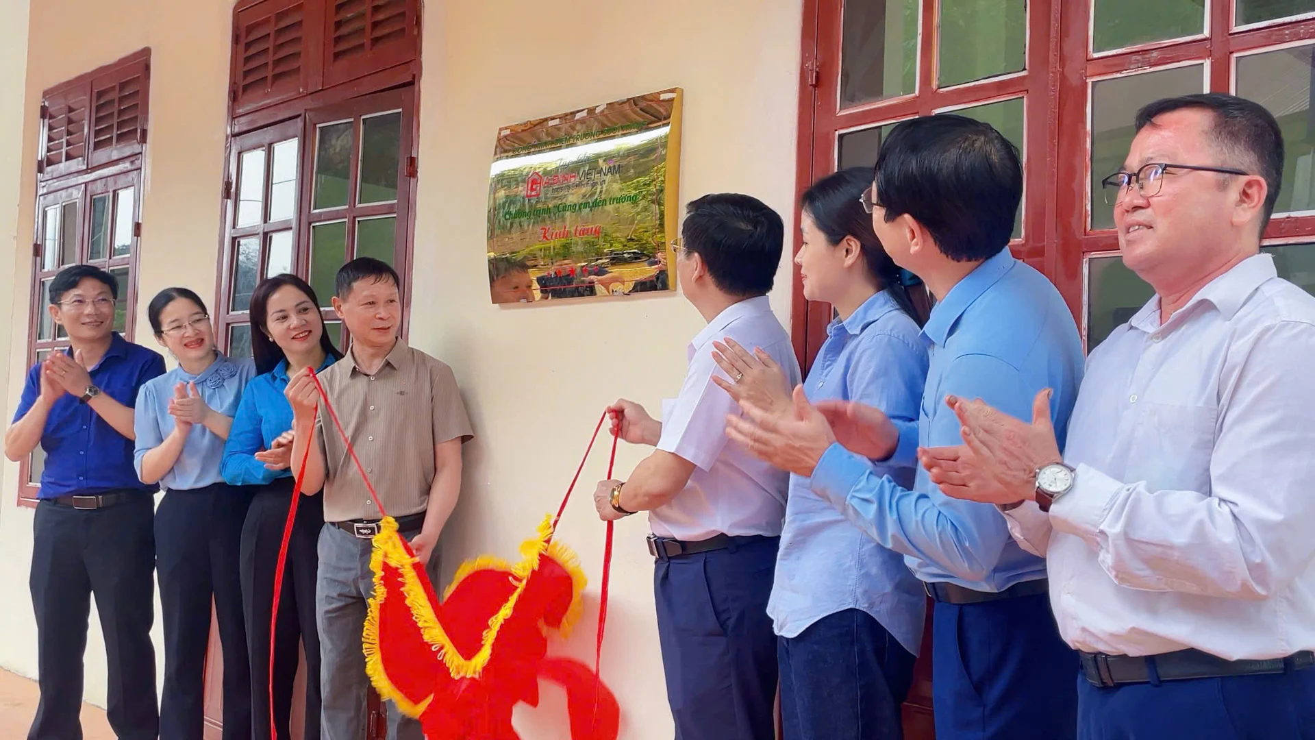 Các đại biểu cắt băng khánh thành điểm trường Suối Trắng, xã Phiêng Côn