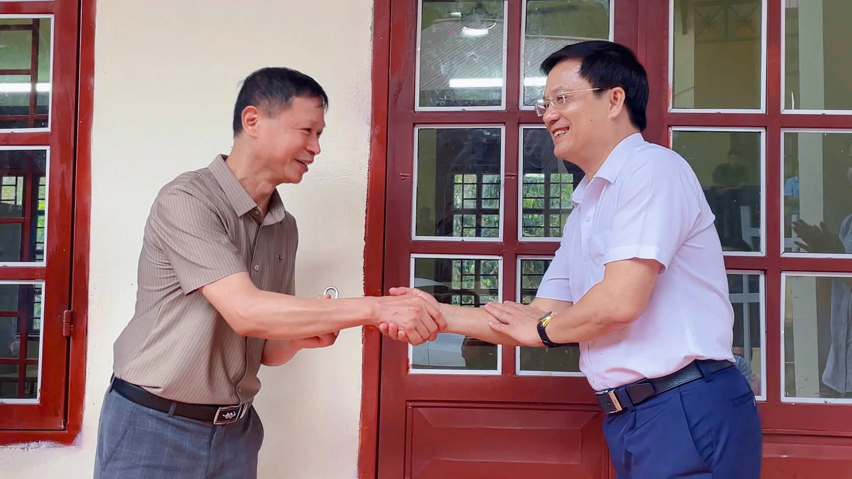Nhà báo Hồ Minh Chiến - Tổng Biên tập Tạp chí Gia đình Việt Nam trao gửi chìa khoá lớp học cho thầy Nguyễn Văn Tuân – Hiệu trưởng Trường Tiểu học và THCS xã Phiêng Côn