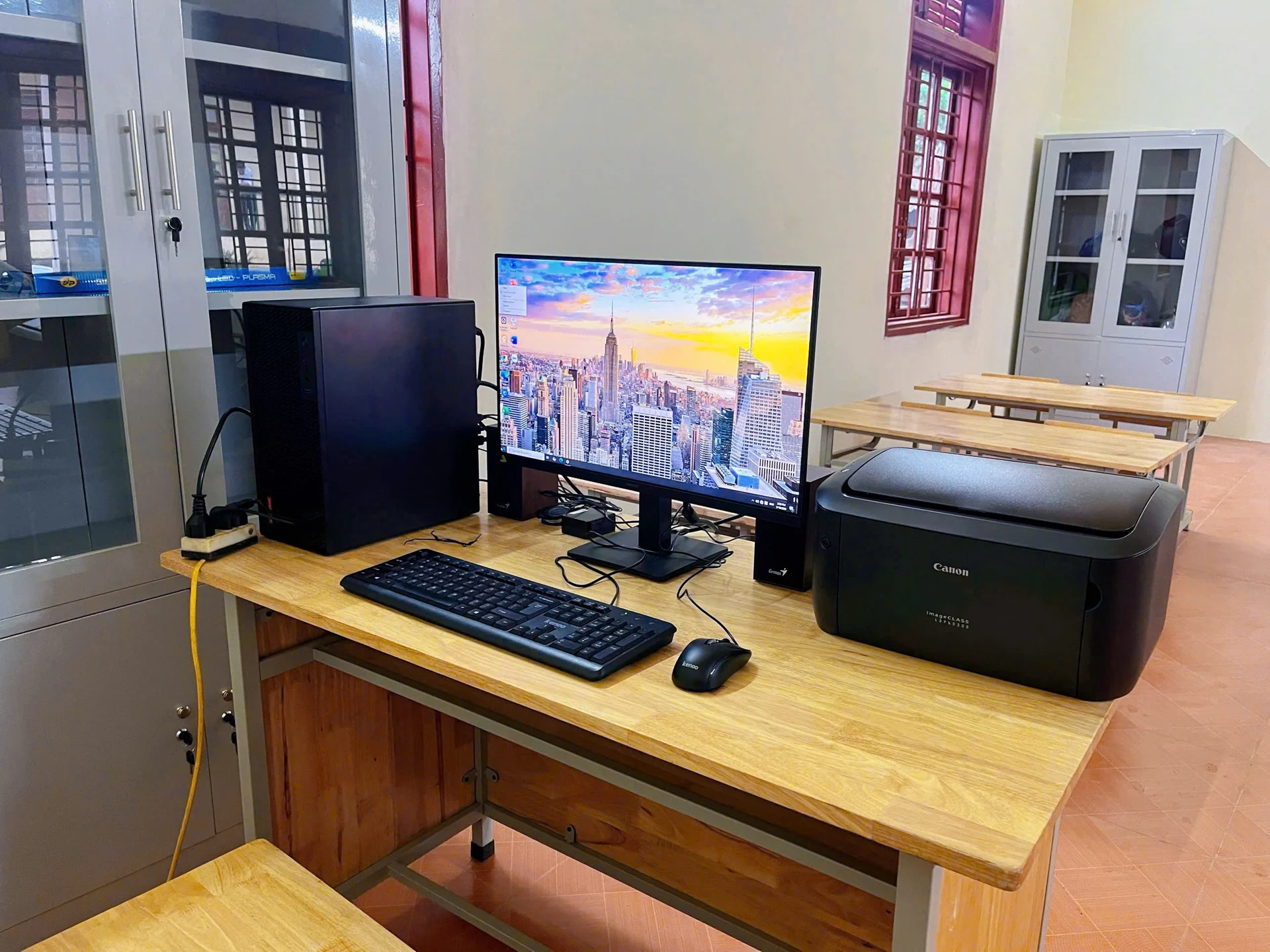 Lớp học được trang bị đầy đủ các thiết bị học tập