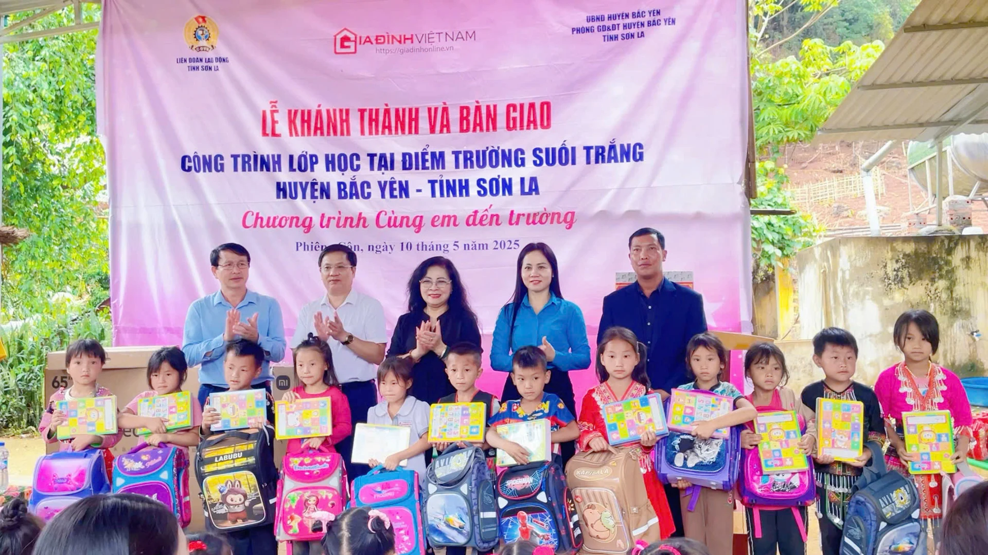 Nhiều phần quà ý nghĩa được Tạp chí Gia đình Việt Nam cùng các nhà tài trợ trao tặng cho các em học sinh