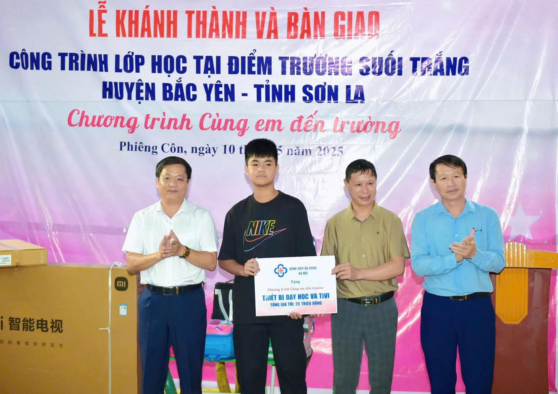 Ông Nguyễn Văn Chiến - Phó Giám đốc Sở GD&ĐT tỉnh Sơn La (ngoài cùng bên phải) và Nhà báo Hồ Minh Chiến cùng đại diện Bệnh viện Đa khoa Hà Nội trao tặng điểm trường thiết bị dạy học, tivi...